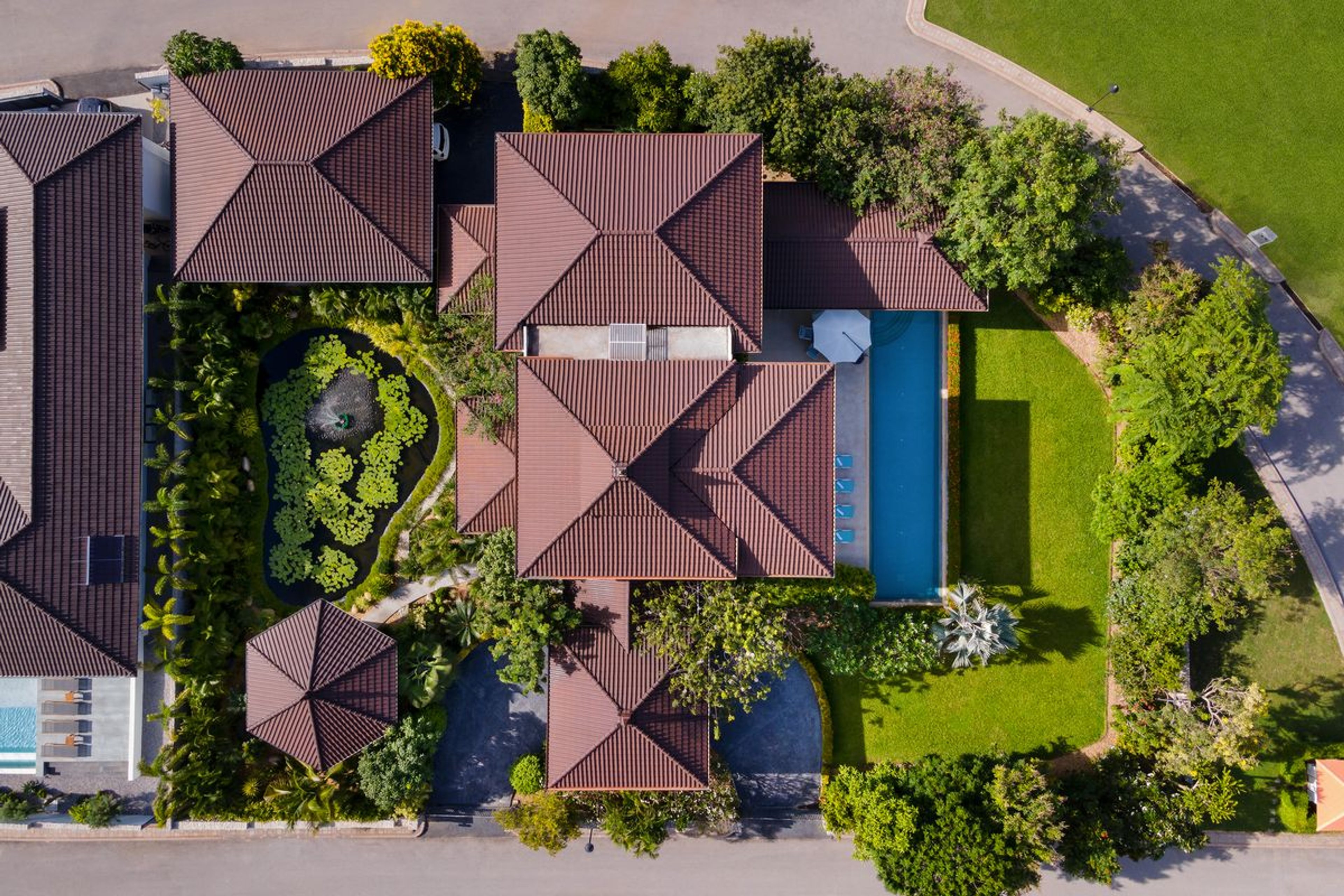 Elegant 6 Bedroom Mansion on a generous Landplot thumbnail 57