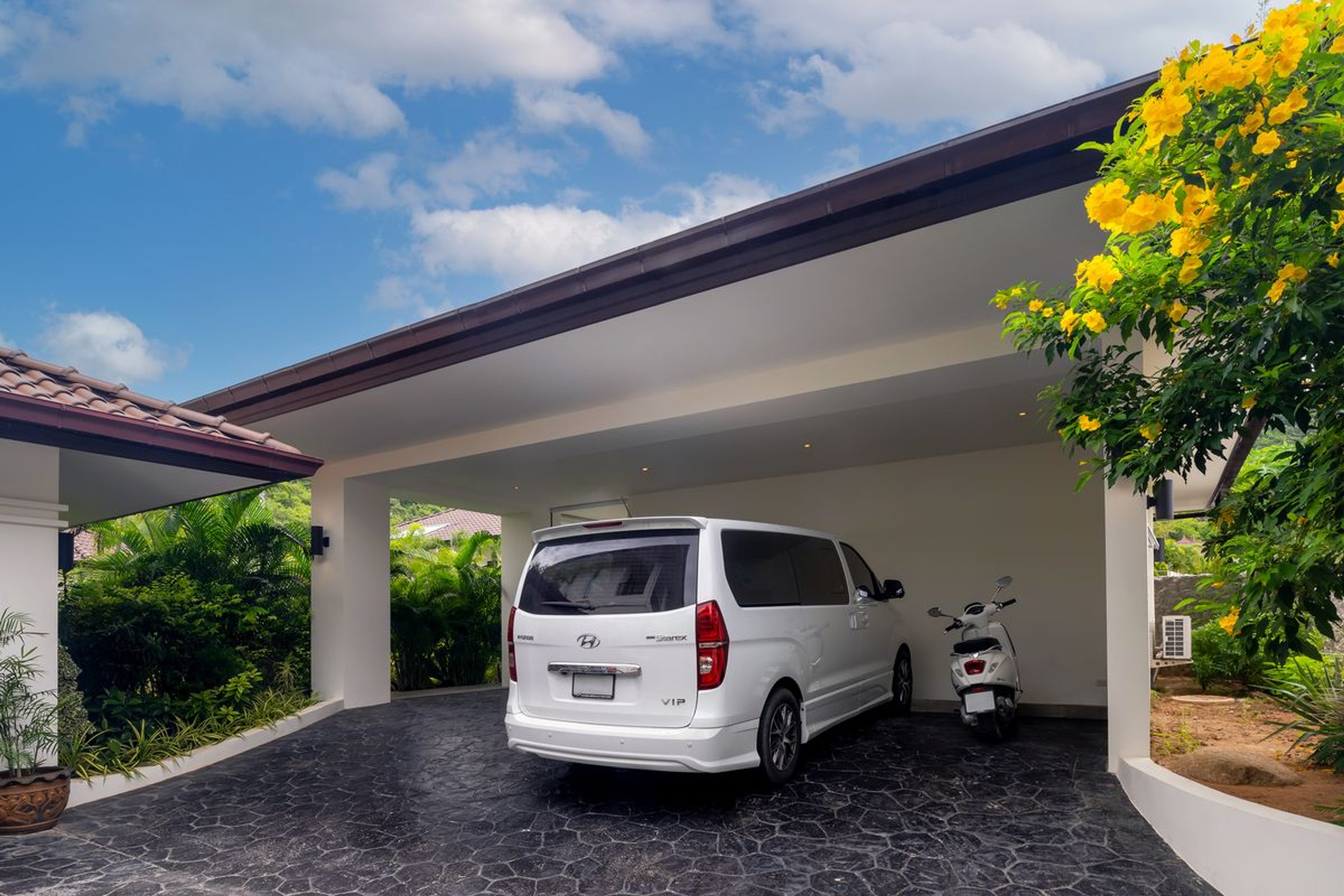 Elegant 6 Bedroom Mansion on a generous Landplot thumbnail 26