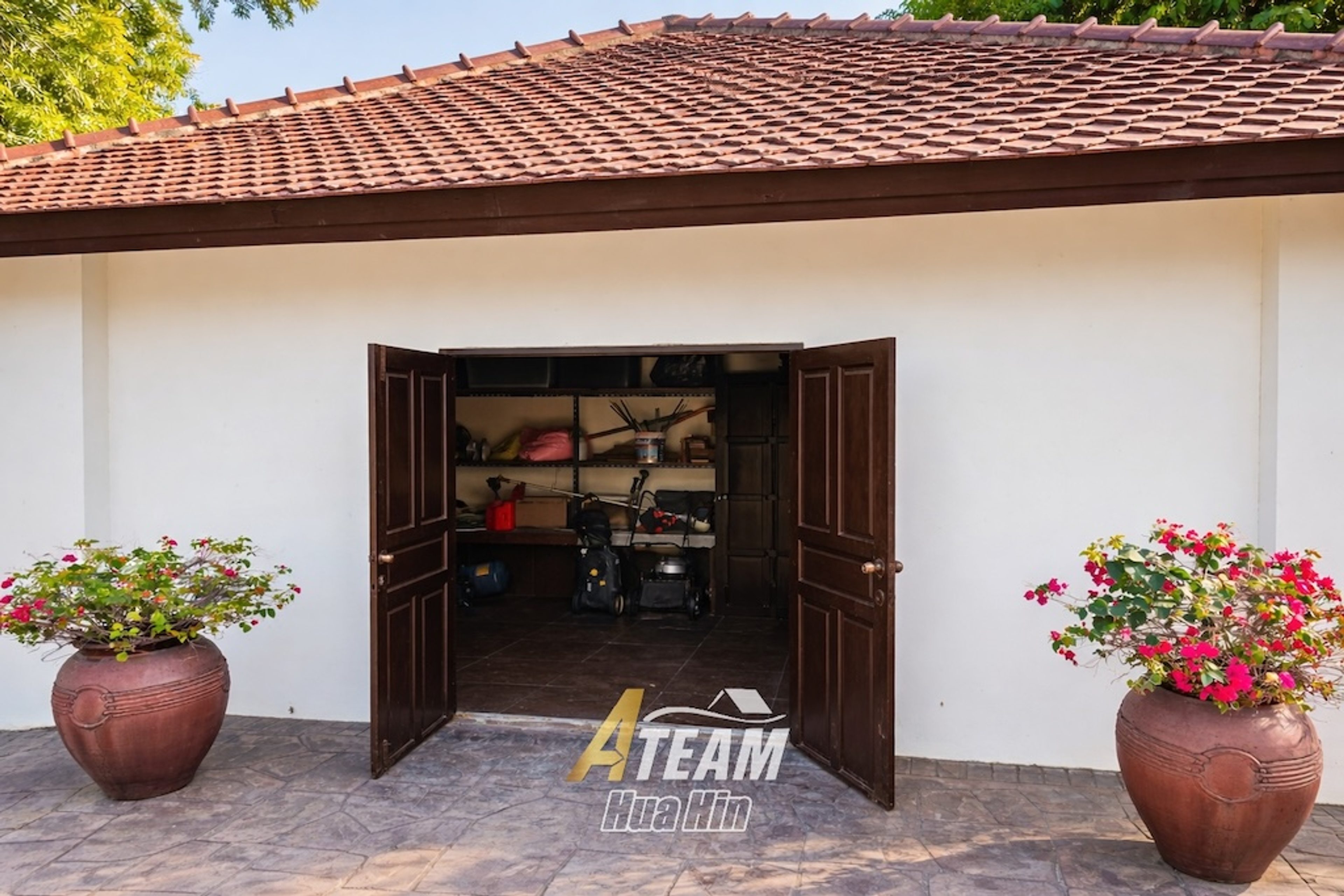 Luxury 6-Bedrooms Spacious 3,200 sqm Estate 5 min from city center —  thumbnail 26