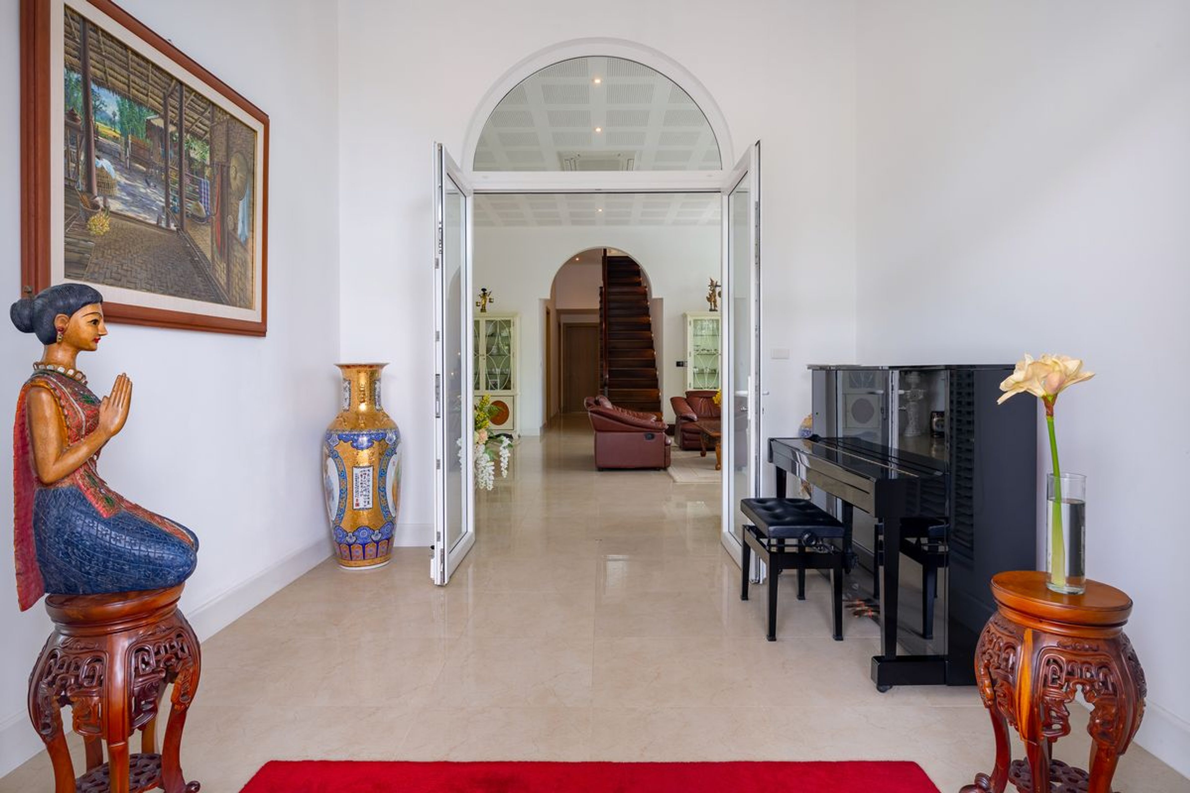 Elegant 6 Bedroom Mansion on a generous Landplot thumbnail 53