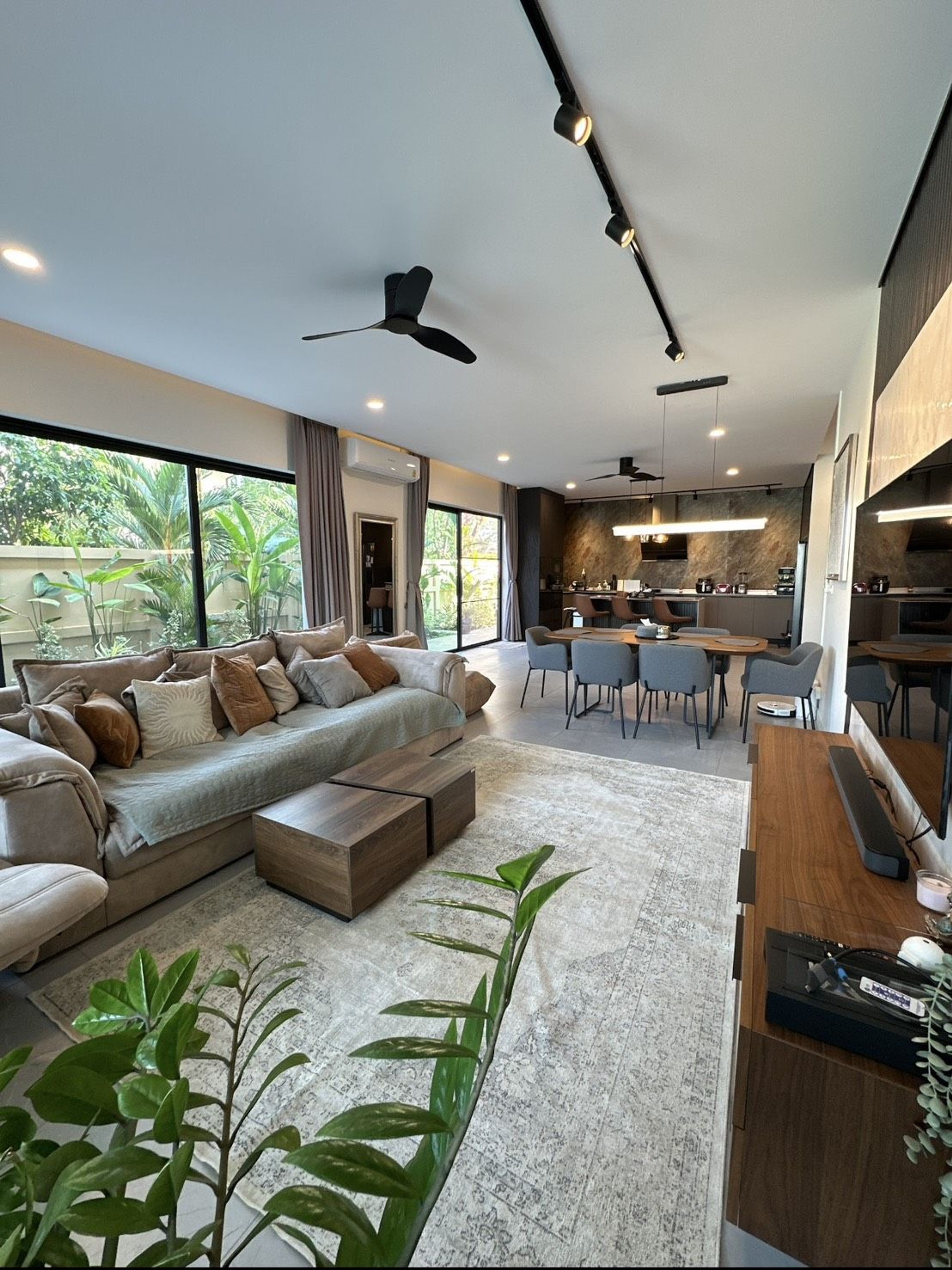 4-Bedroom Lake View Pool Villa thumbnail 5