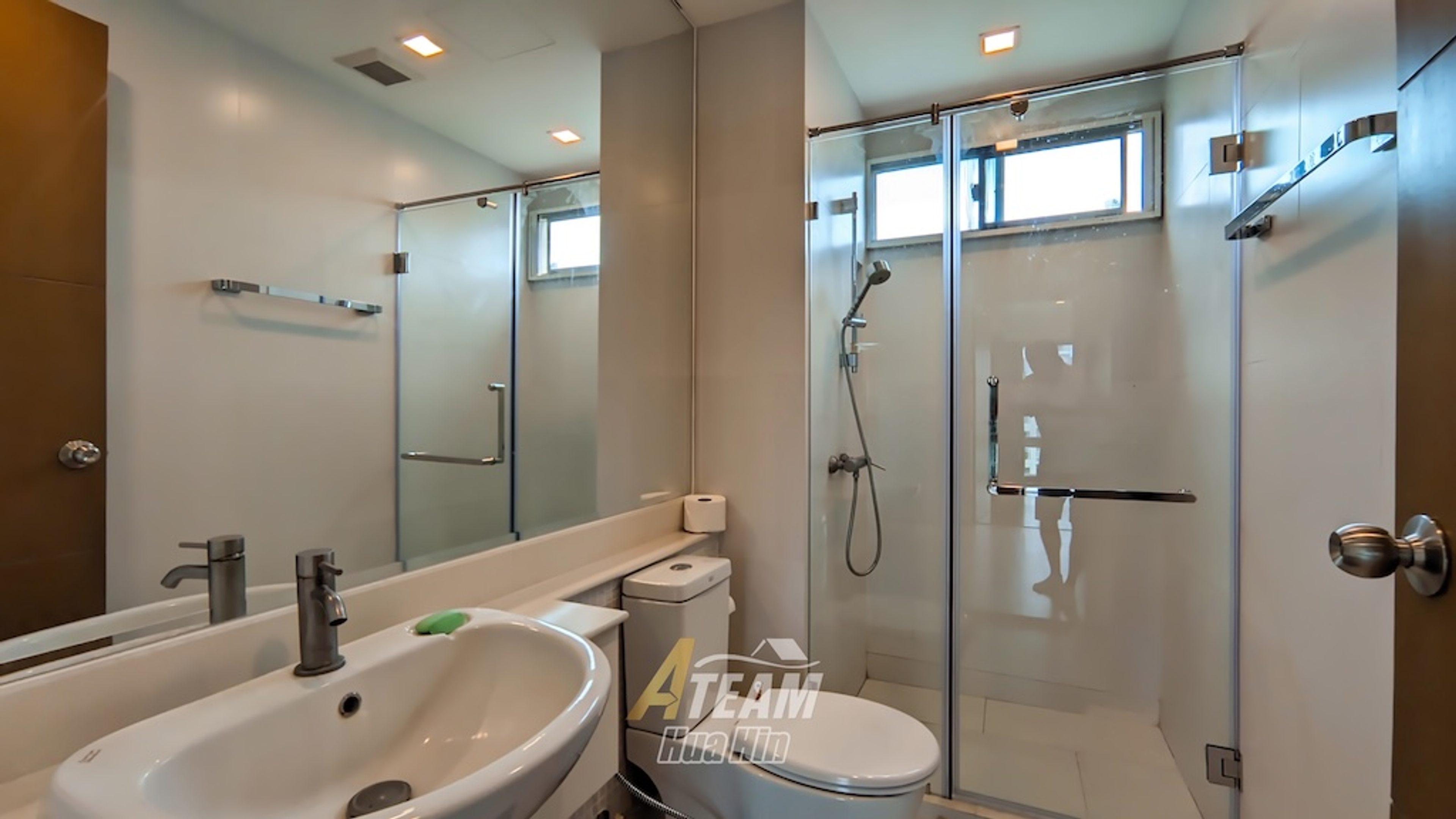 Modern 2-Bedroom Condo with Pool View   thumbnail 5