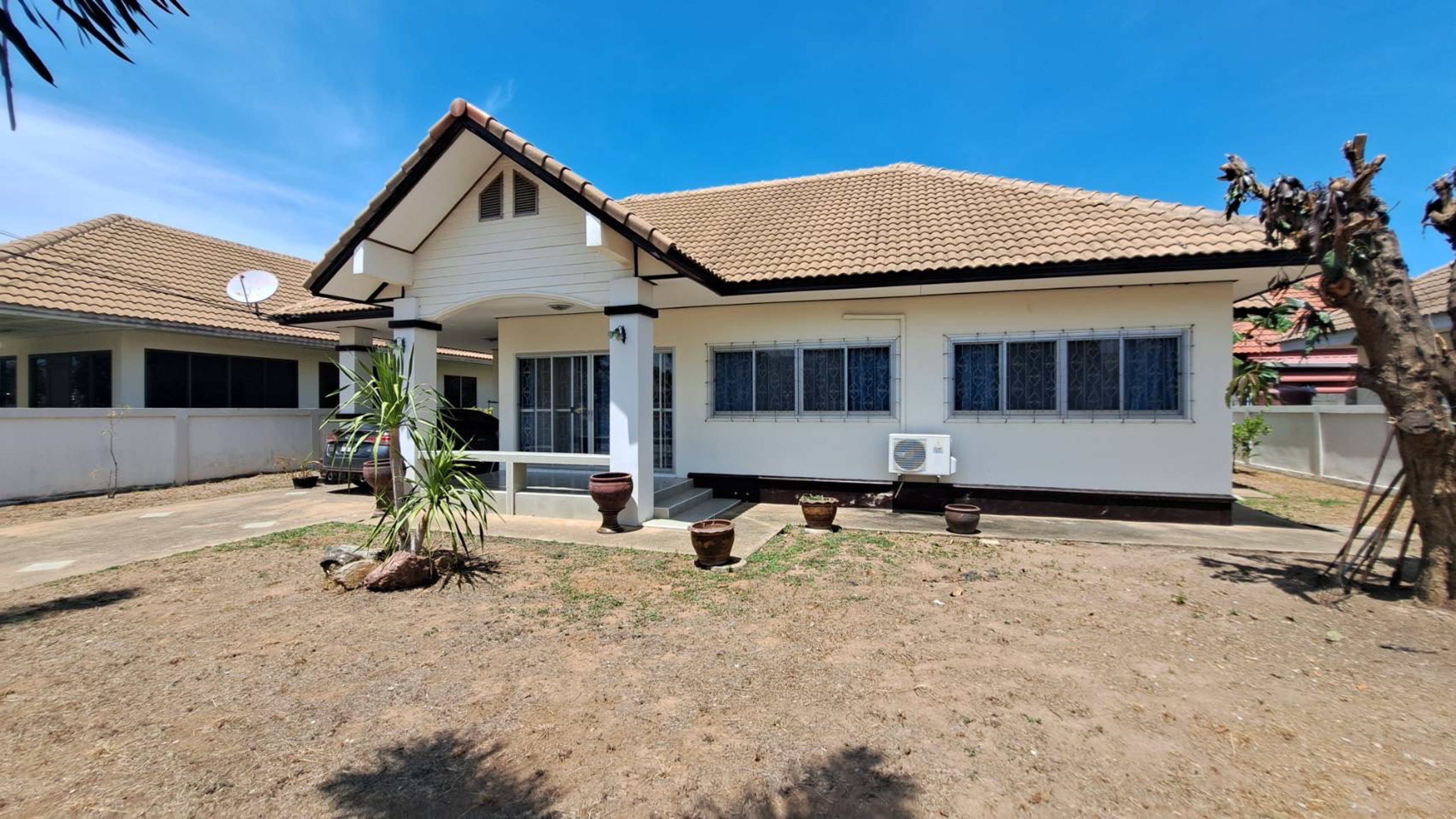 Spacious 3-Bedroom House for Sale in Hua Hin Soi 2 thumbnail 4