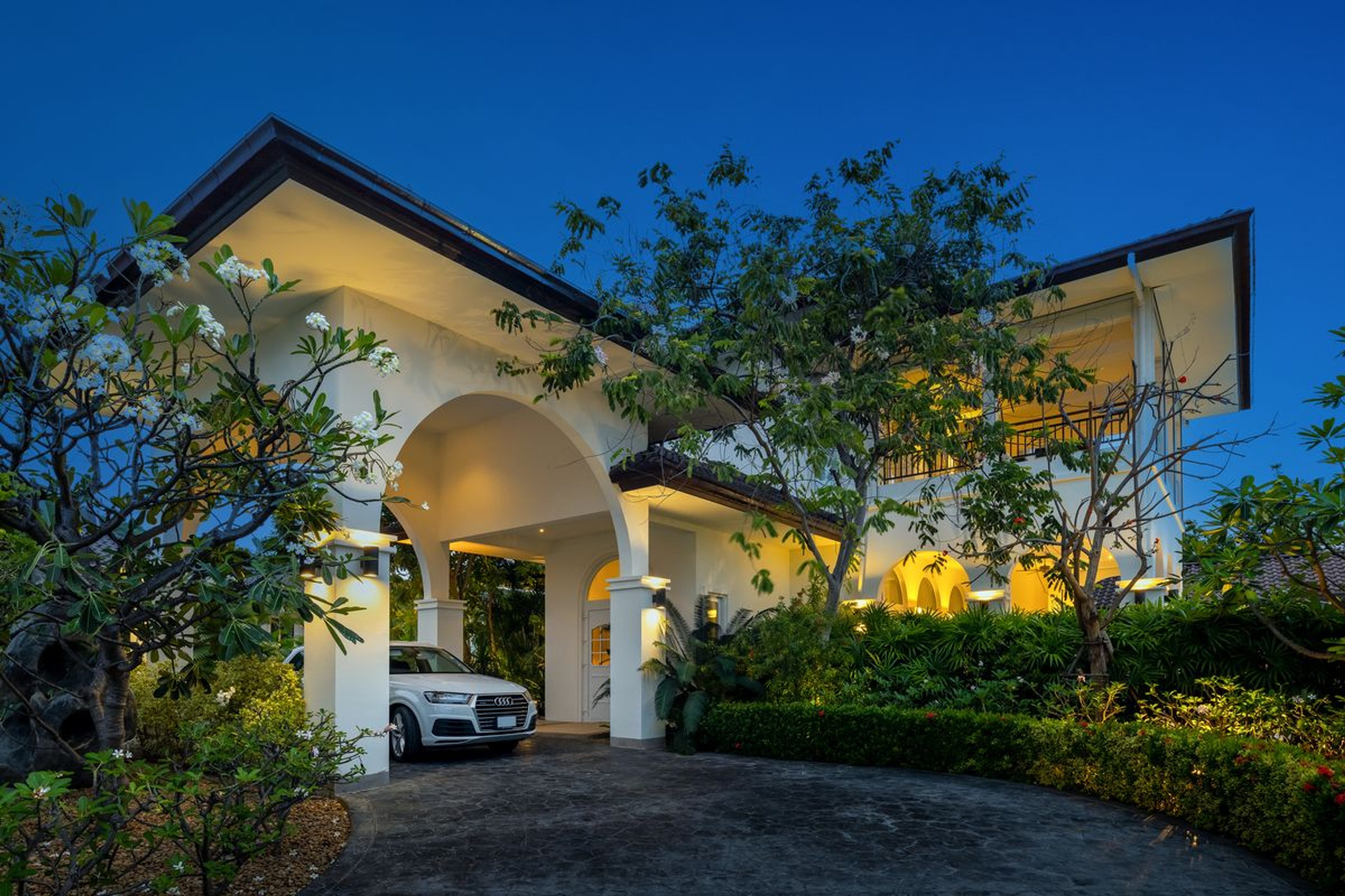 Elegant 6 Bedroom Mansion on a generous Landplot thumbnail 6