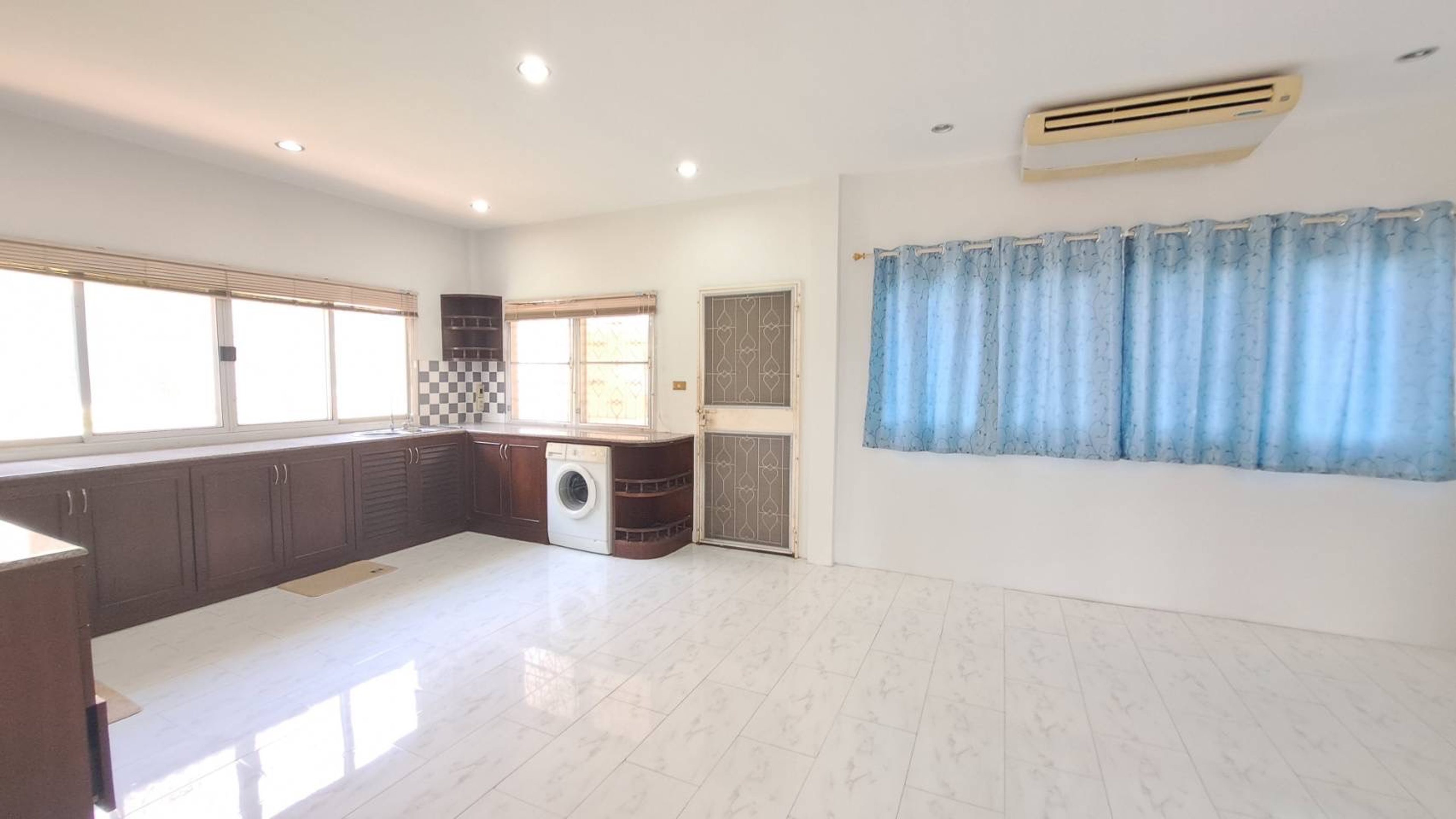 Spacious 3-Bedroom House for Sale in Hua Hin Soi 2 thumbnail 18