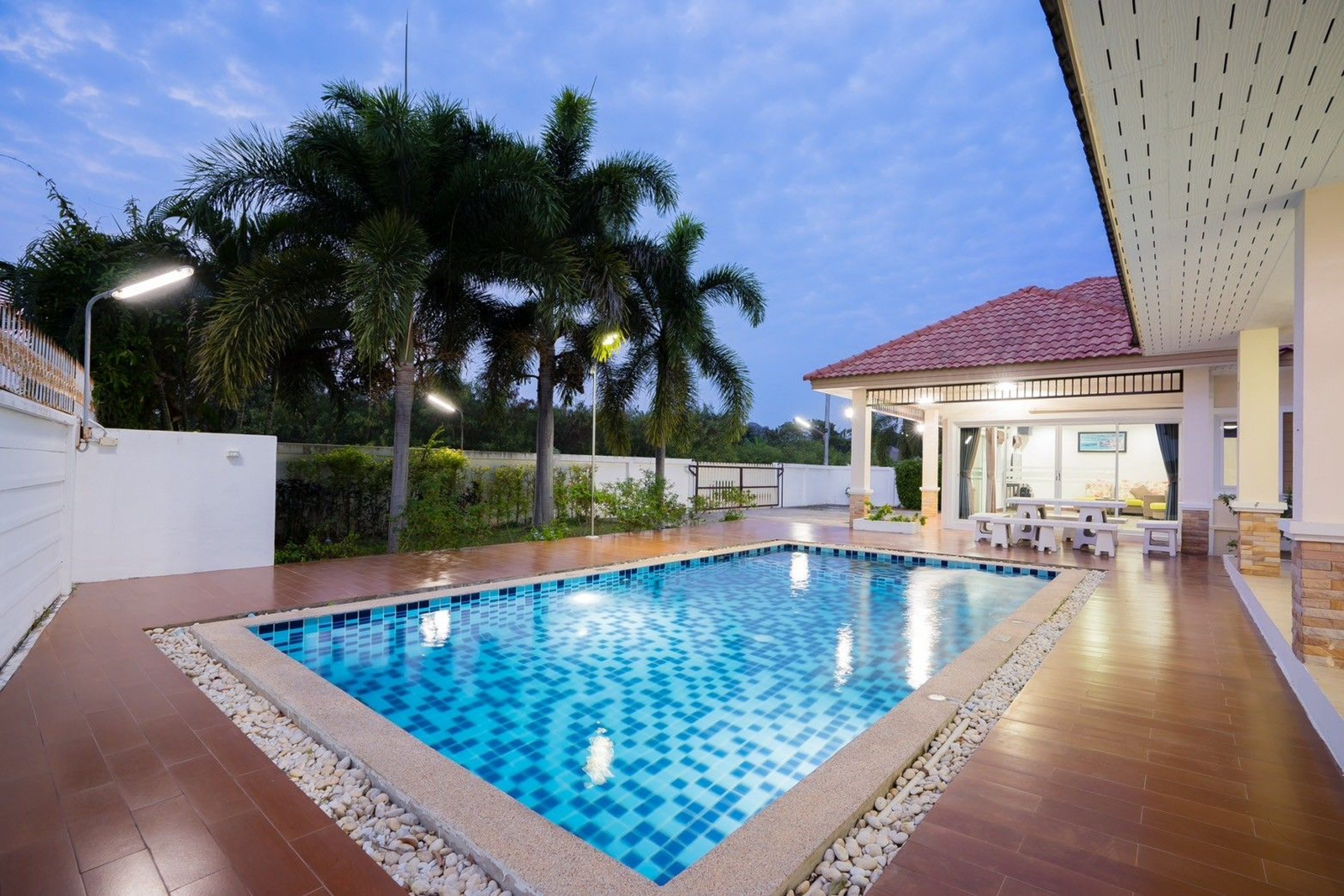 Spacious 4-Bedroom Freehold Pool Villa in Hin Lek Fai thumbnail 2