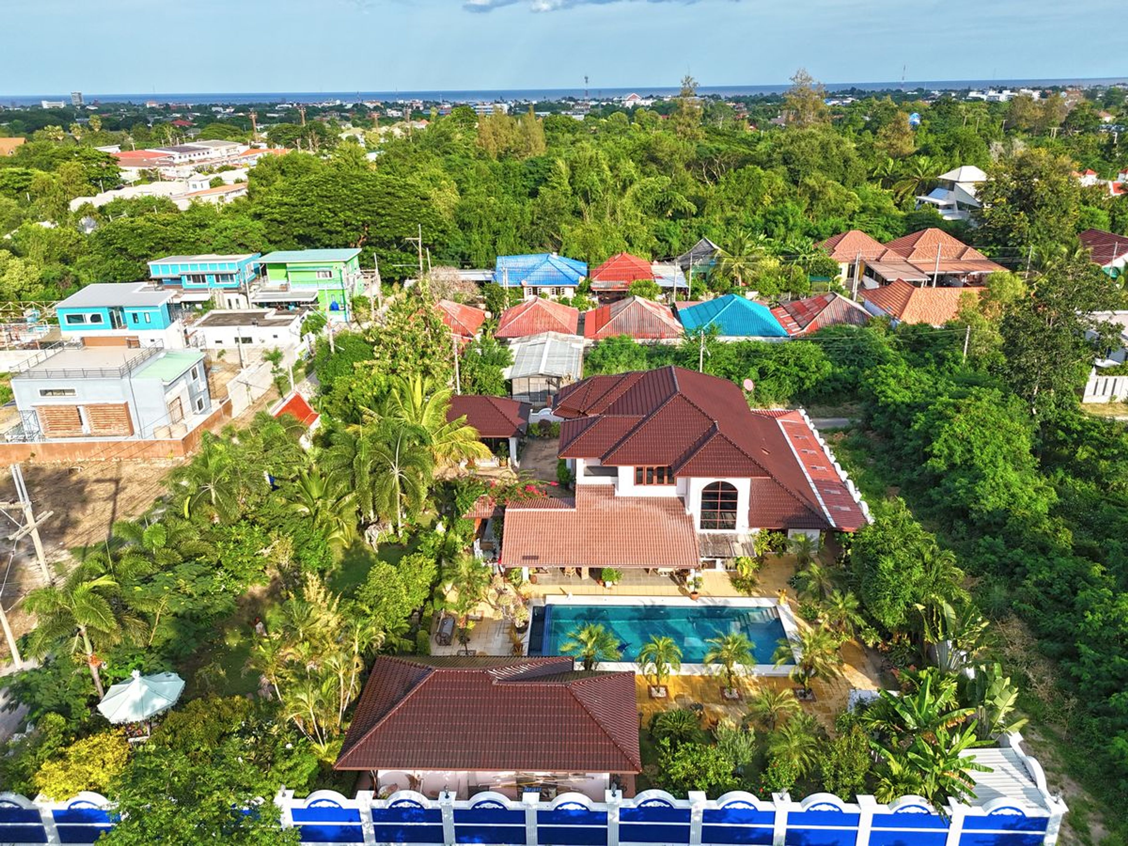 Unique Mansion on 1 Rai with incredible tropical  garden thumbnail 6