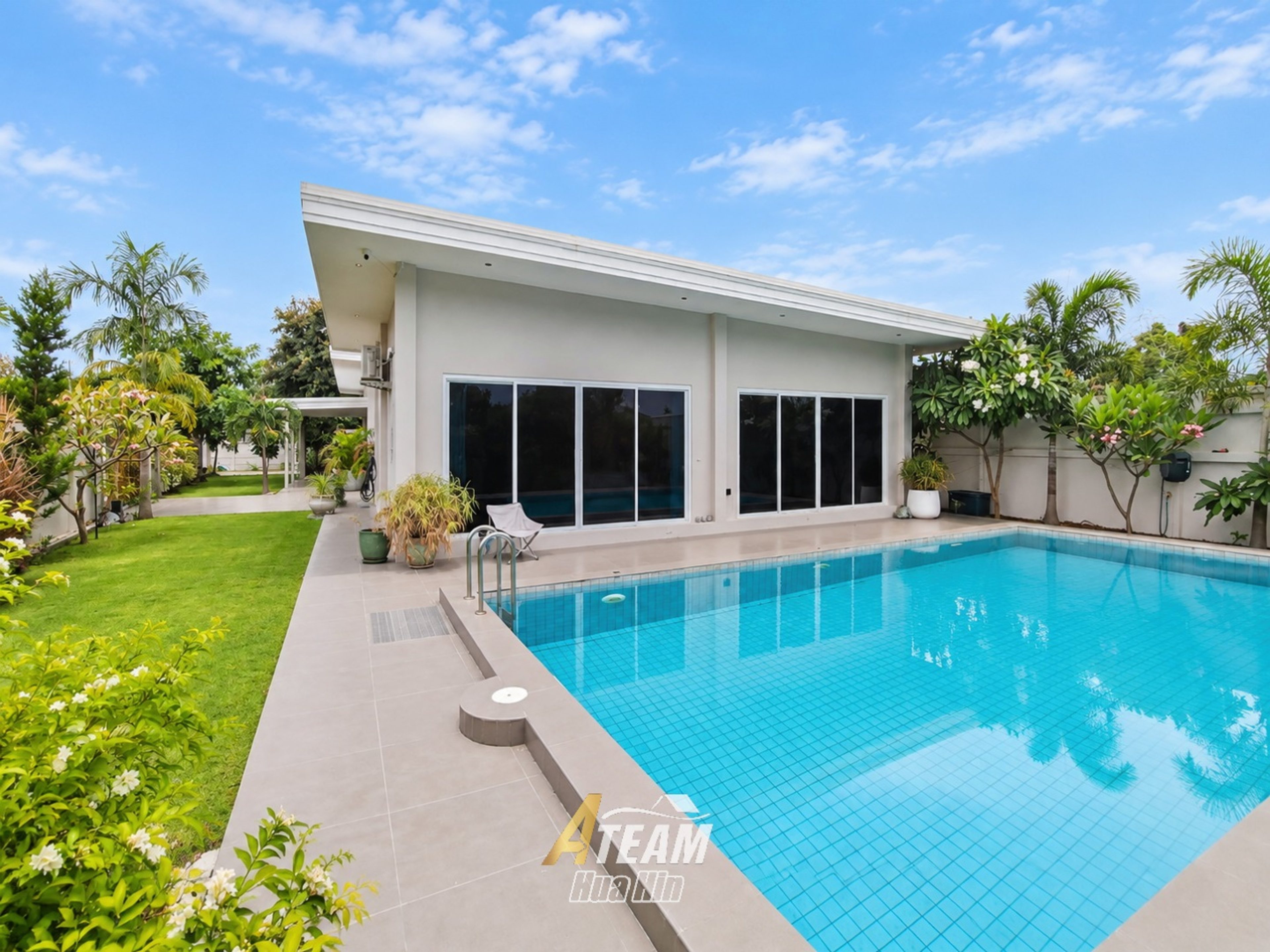 Spacious 4-Bedroom Pool Villa in Black Mountain Area thumbnail 3