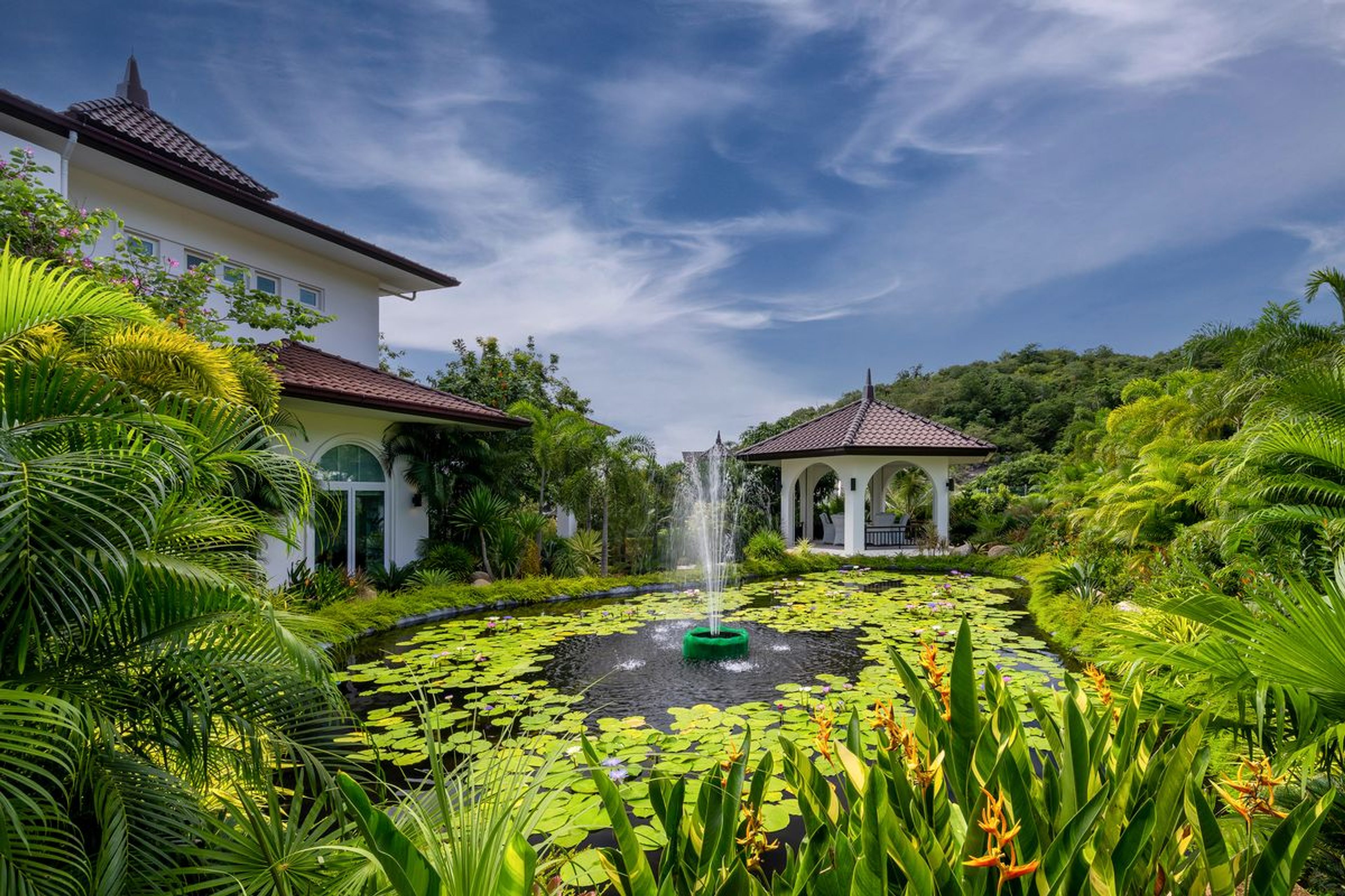 Elegant 6 Bedroom Mansion on a generous Landplot thumbnail 14