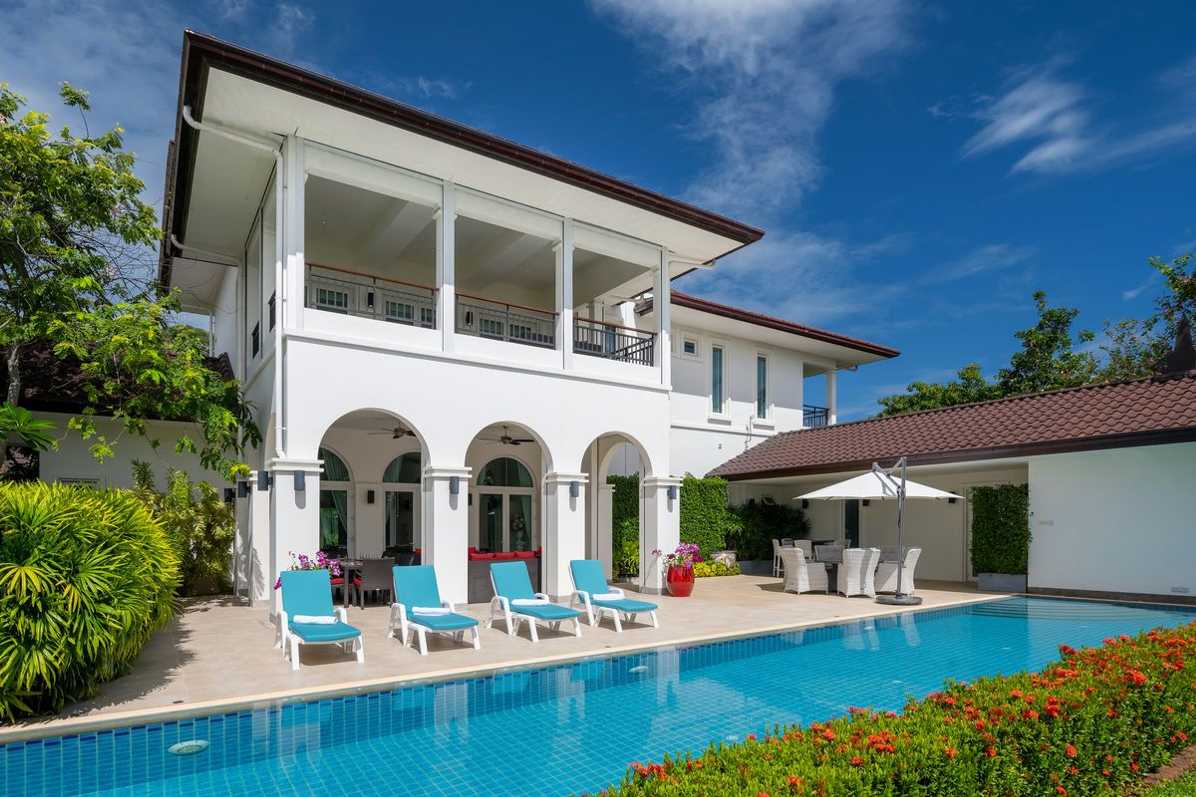 Elegant 6 Bedroom Mansion on a generous Landplot thumbnail 16