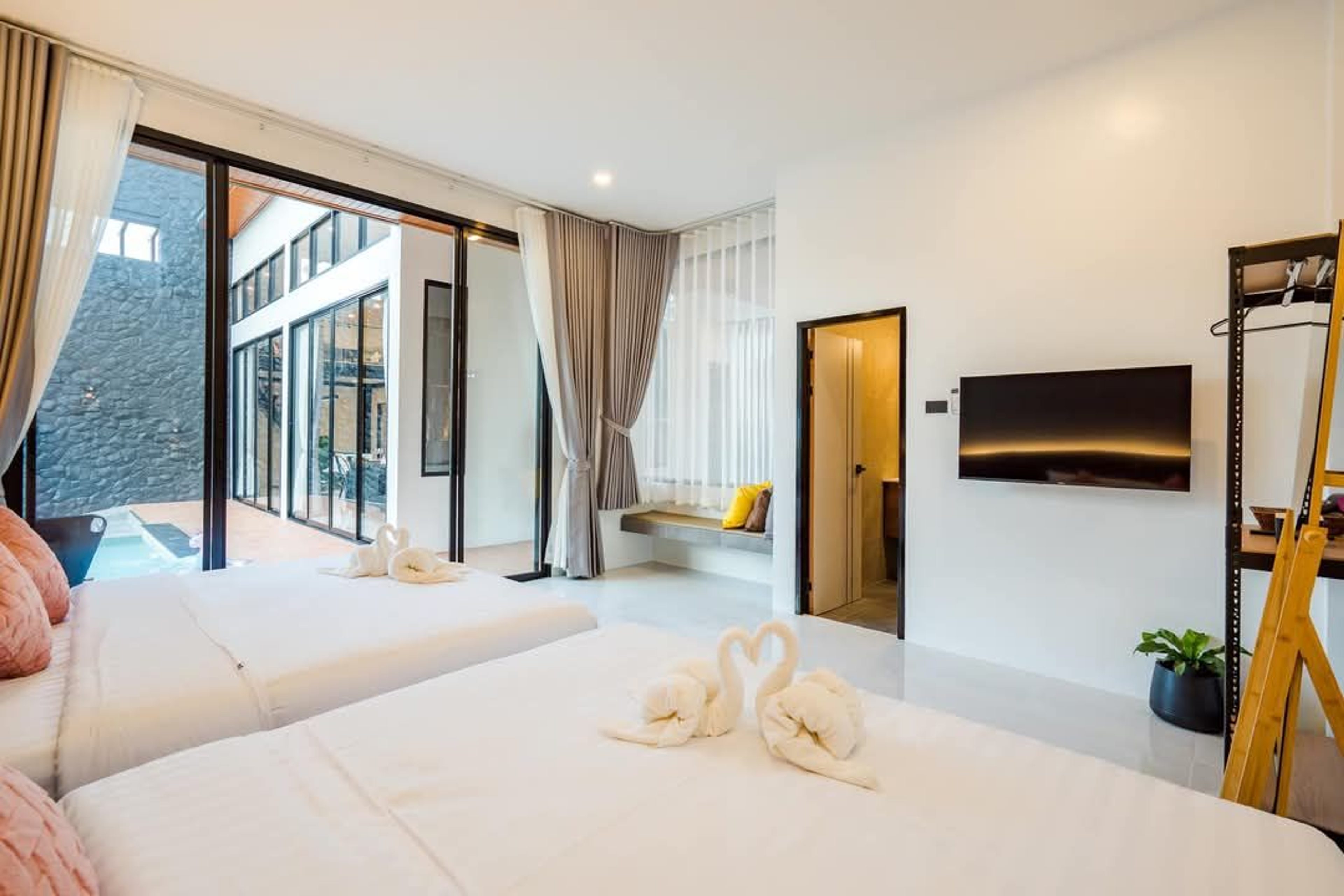 Modern Luxury  5-Bedroom Home – Hua Hin thumbnail 19