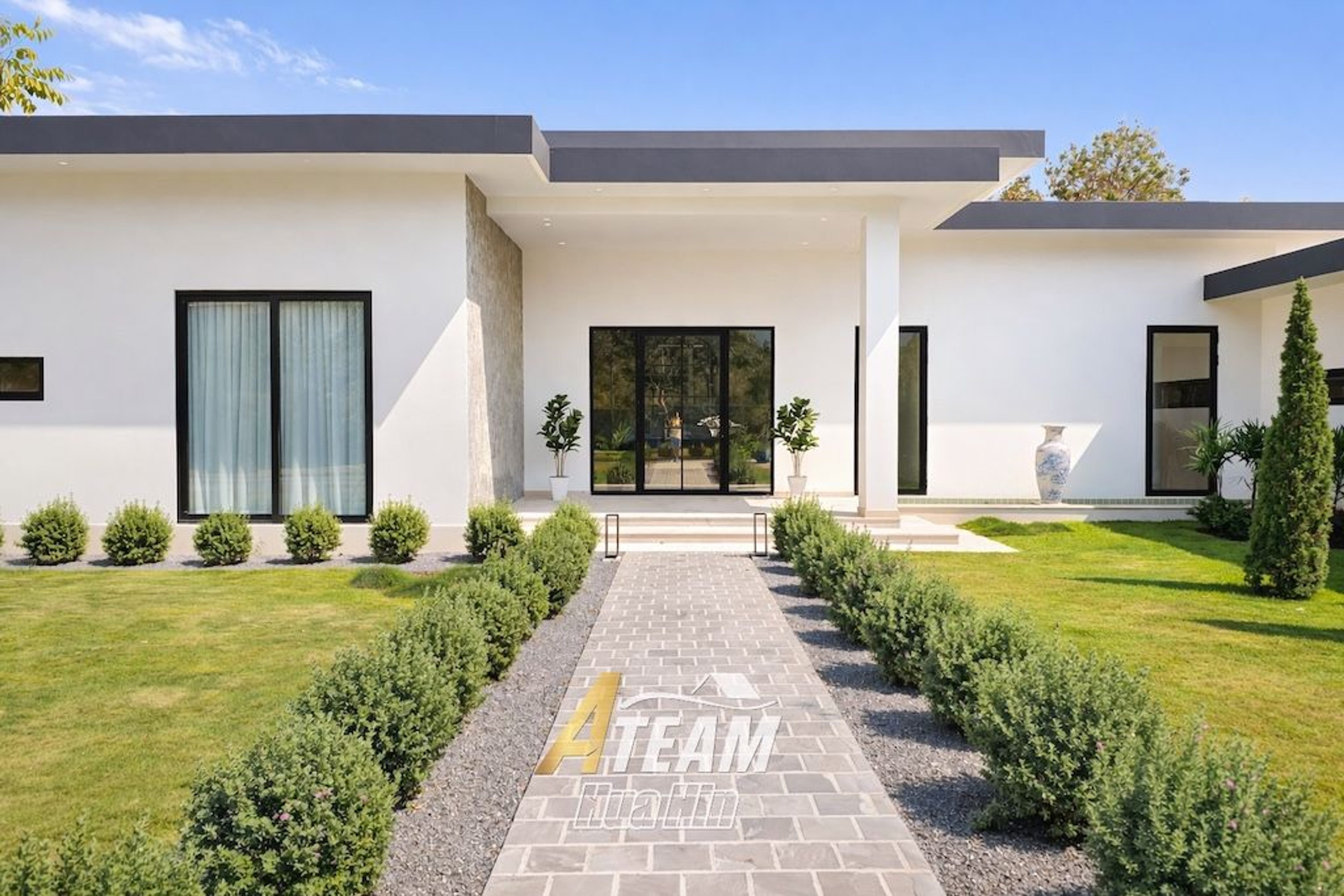 Luxury 3-Bedroom Estate with Springfield Golf Course View thumbnail 4