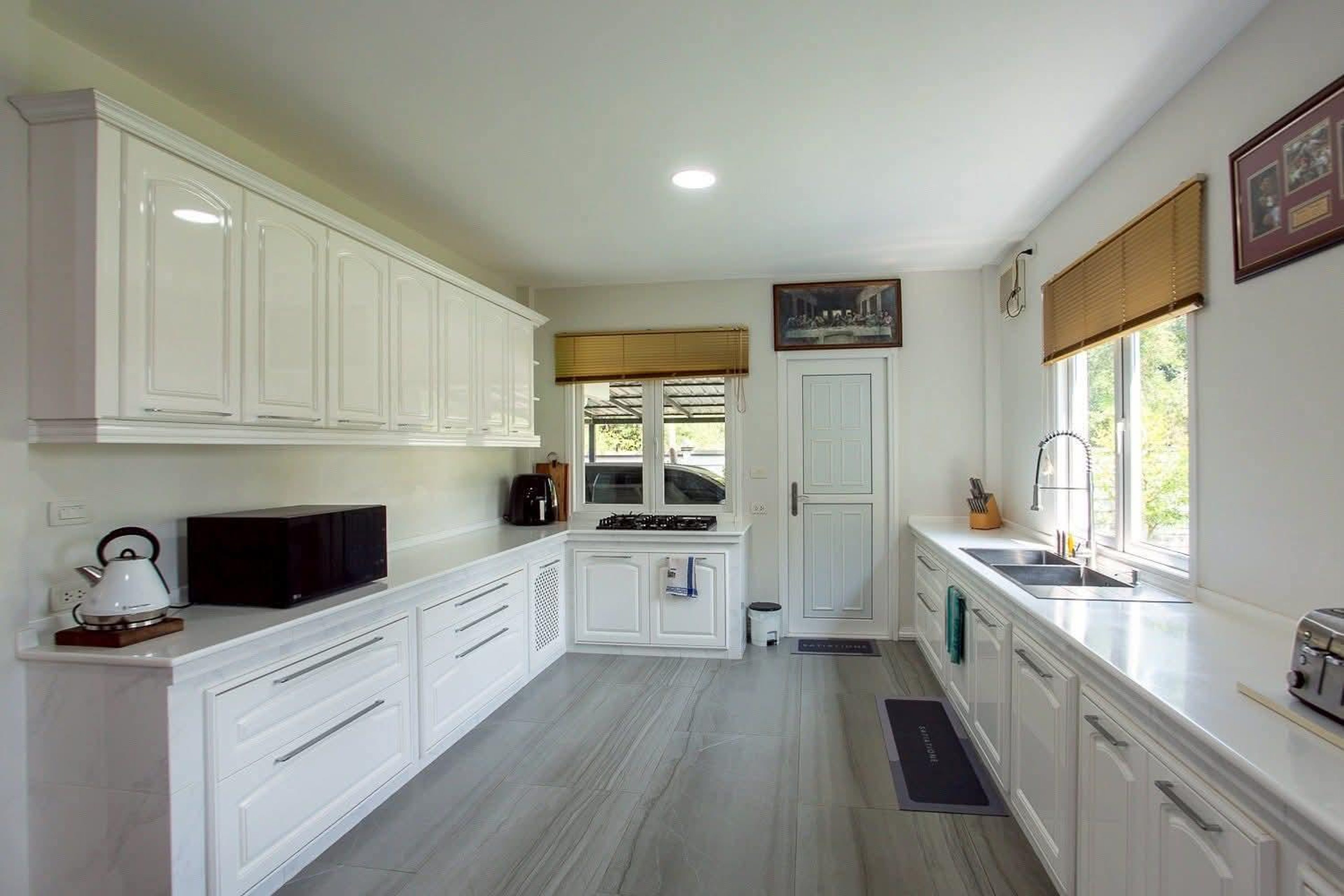 Impressive 7-Bedroom Mansion with Large Saltwater Pool in Cha-Am thumbnail 27