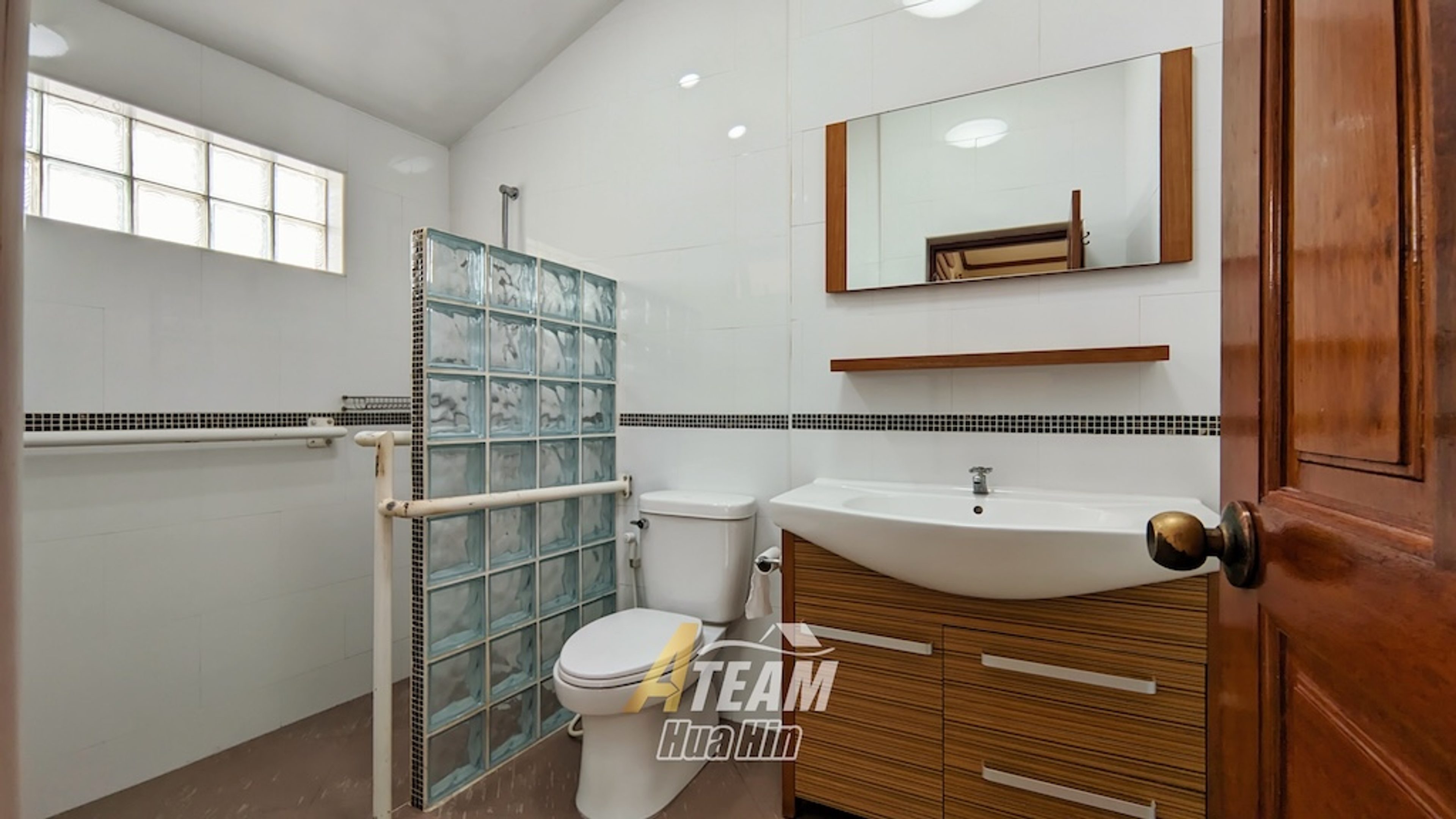 Beautiful  3-Bedroom Pool Villa in Soi 102, Hua Hin thumbnail 11