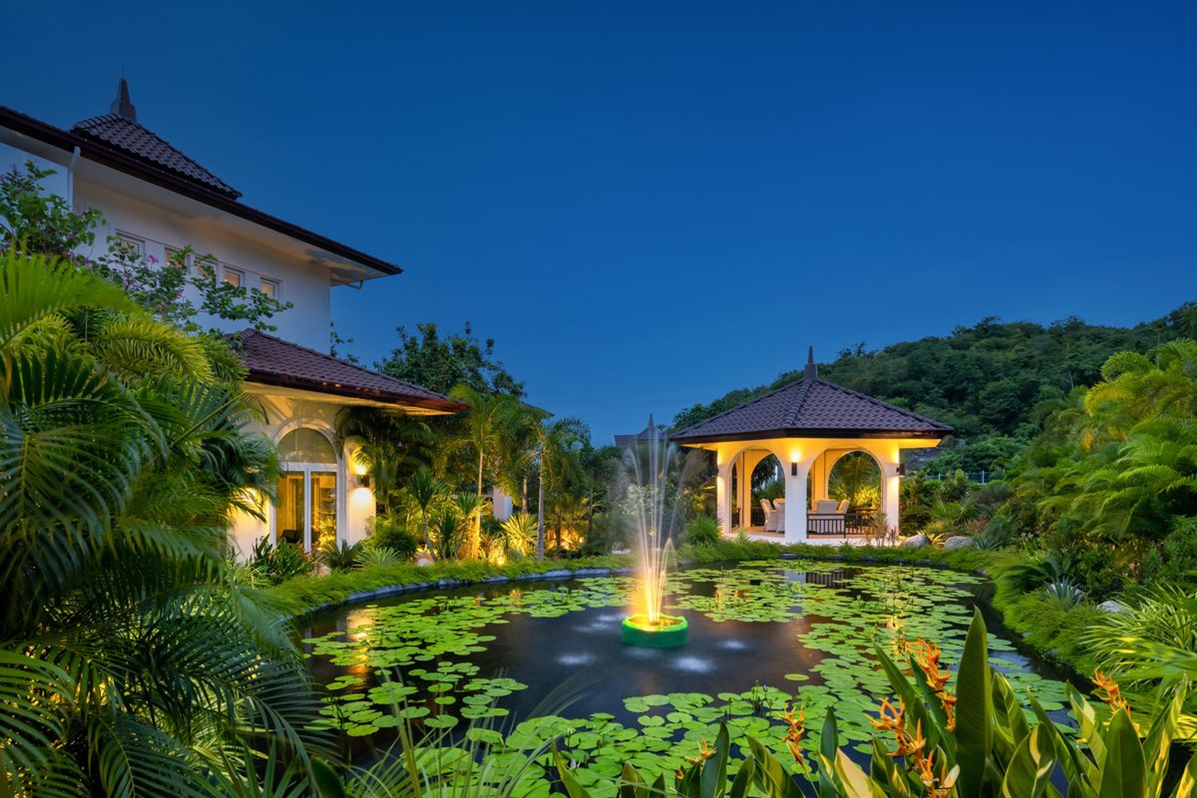 Elegant 6 Bedroom Mansion on a generous Landplot thumbnail 7