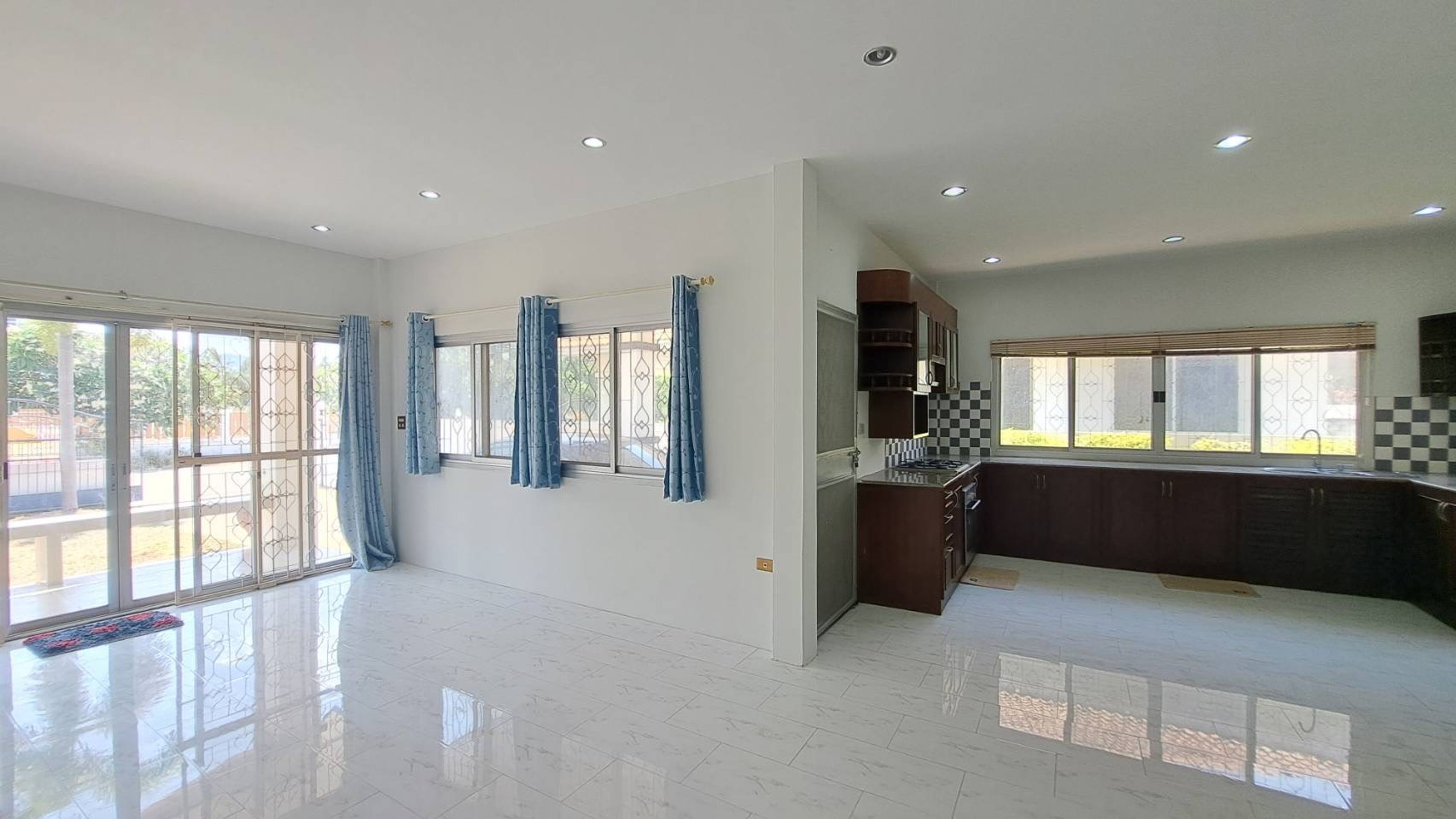 Spacious 3-Bedroom House for Sale in Hua Hin Soi 2 thumbnail 8
