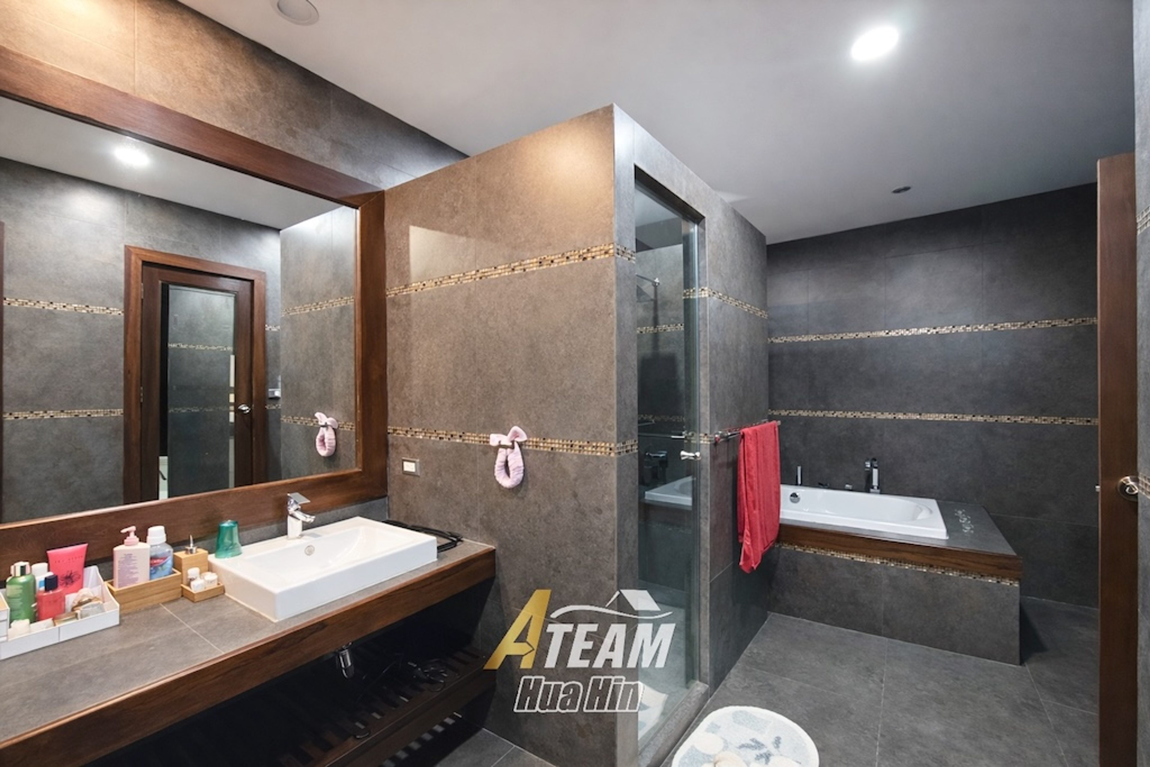 Luxury 6-Bedrooms Spacious 3,200 sqm Estate 5 min from city center —  thumbnail 25