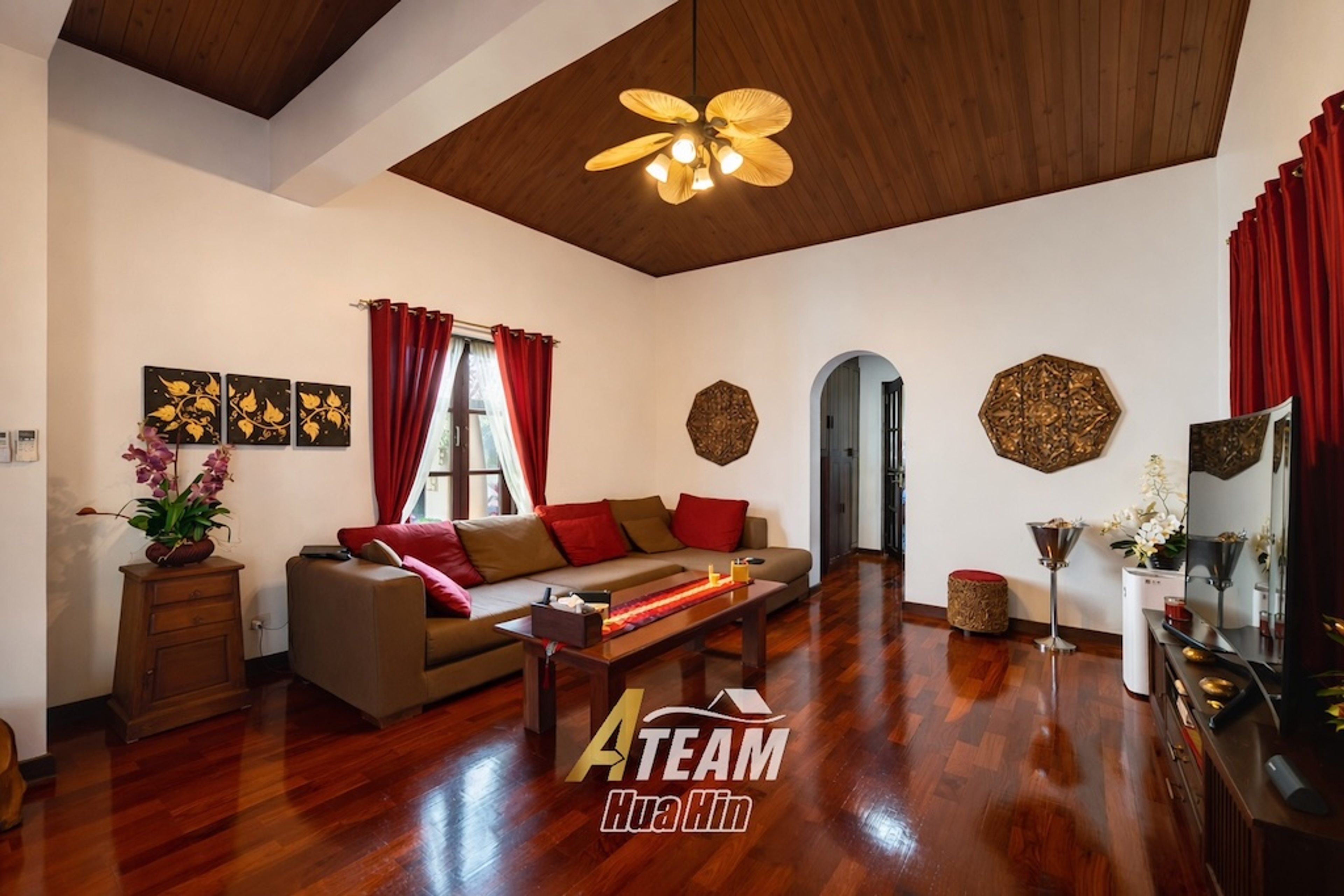 Luxury 6-Bedrooms Spacious 3,200 sqm Estate 5 min from city center —  thumbnail 21