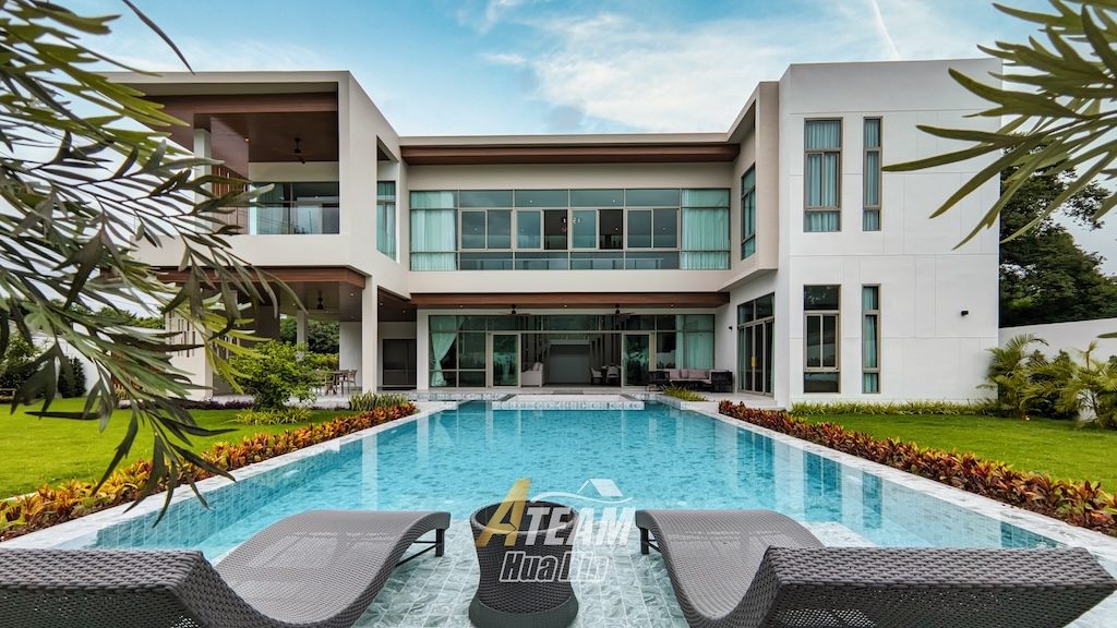 Luxury 4-Bedroom Pool Villa Surrounded by Mountains
