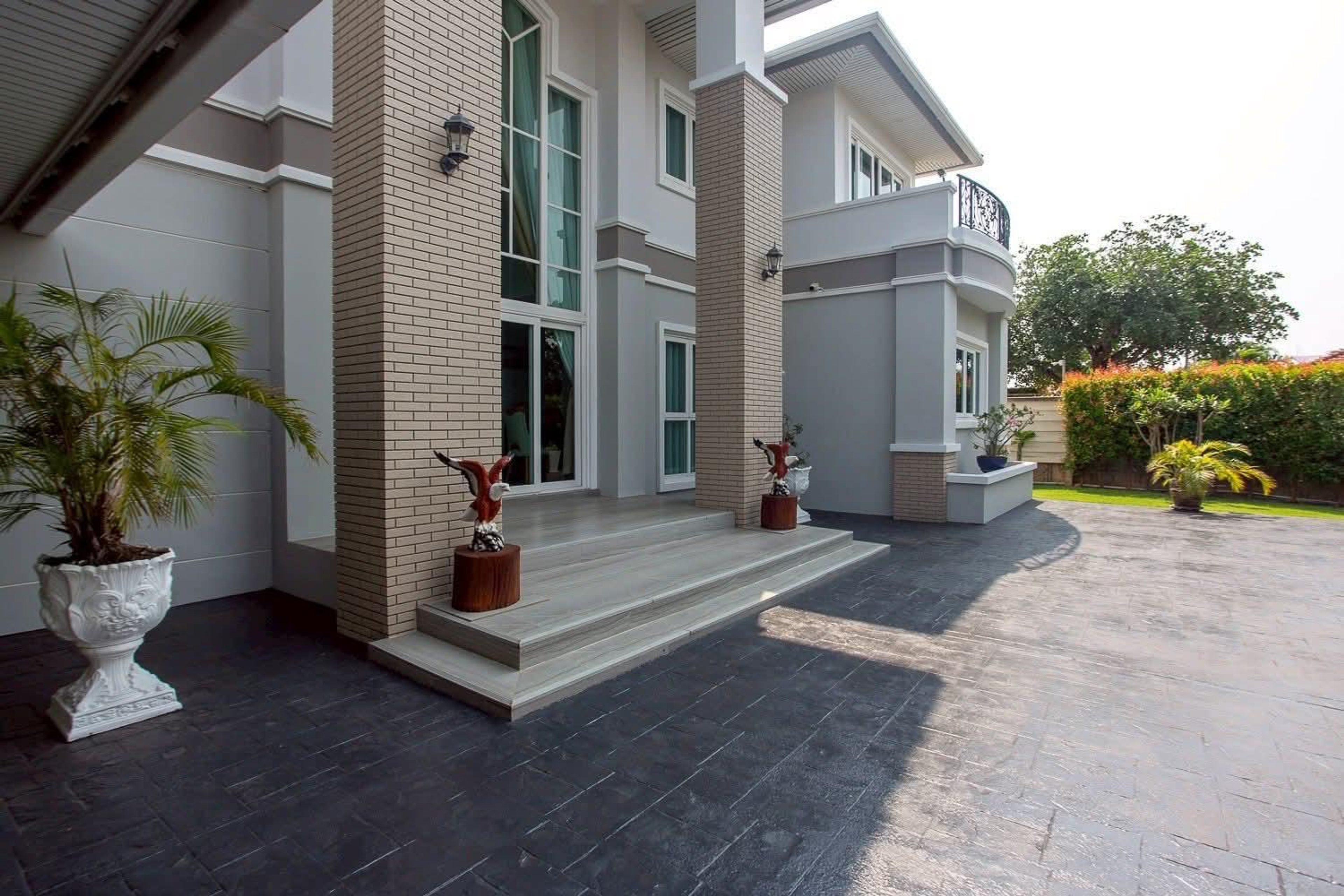 Impressive 7-Bedroom Mansion with Large Saltwater Pool in Cha-Am thumbnail 9