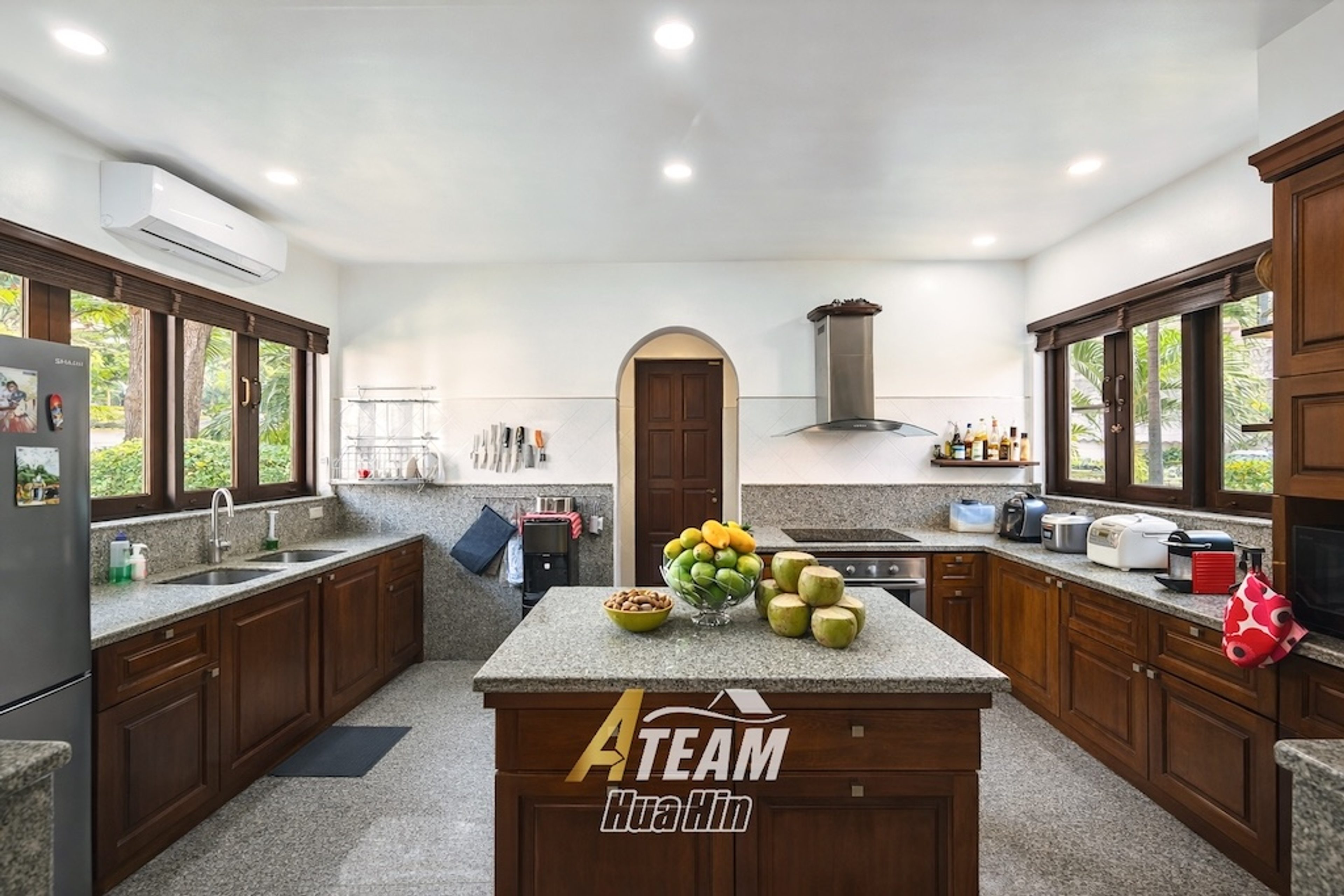 Luxury 6-Bedrooms Spacious 3,200 sqm Estate 5 min from city center —  thumbnail 24