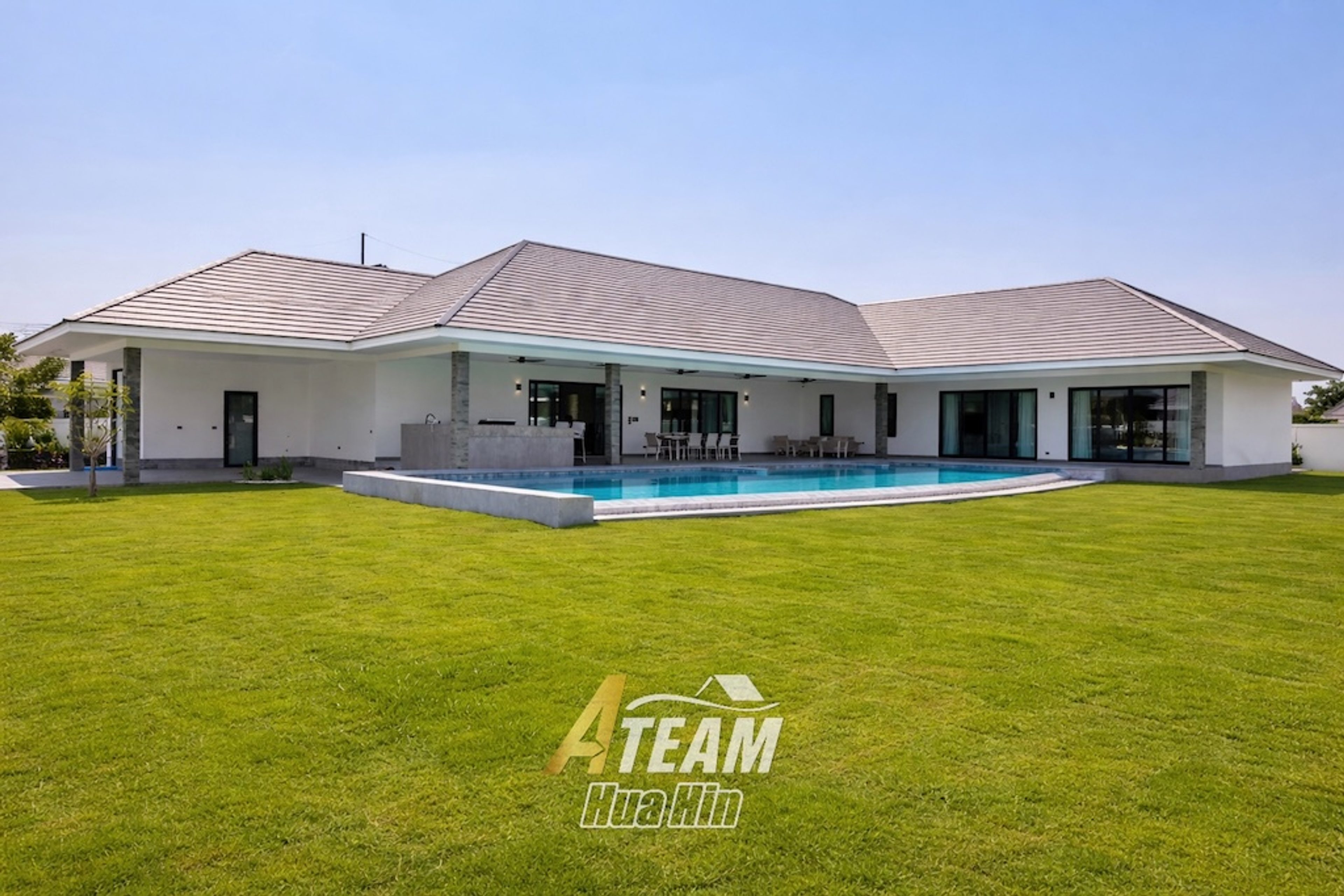 Prestigious 5-Bedroom Pool Villa on 2,622 sqm Prime Land thumbnail 3