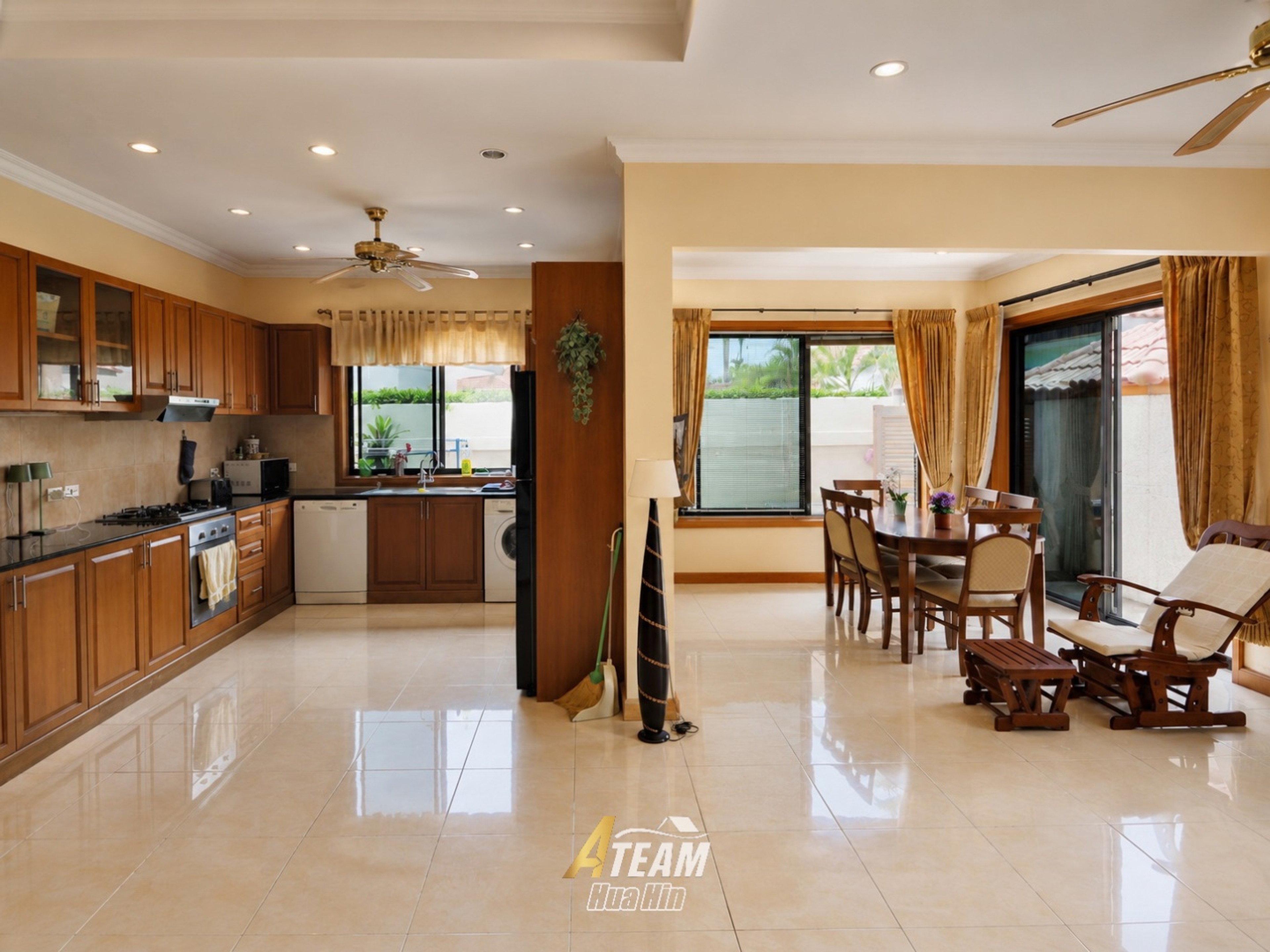 Villa avec piscine magnifiquement rénovée à vendre et à louer – Soi 114, Hua Hin
