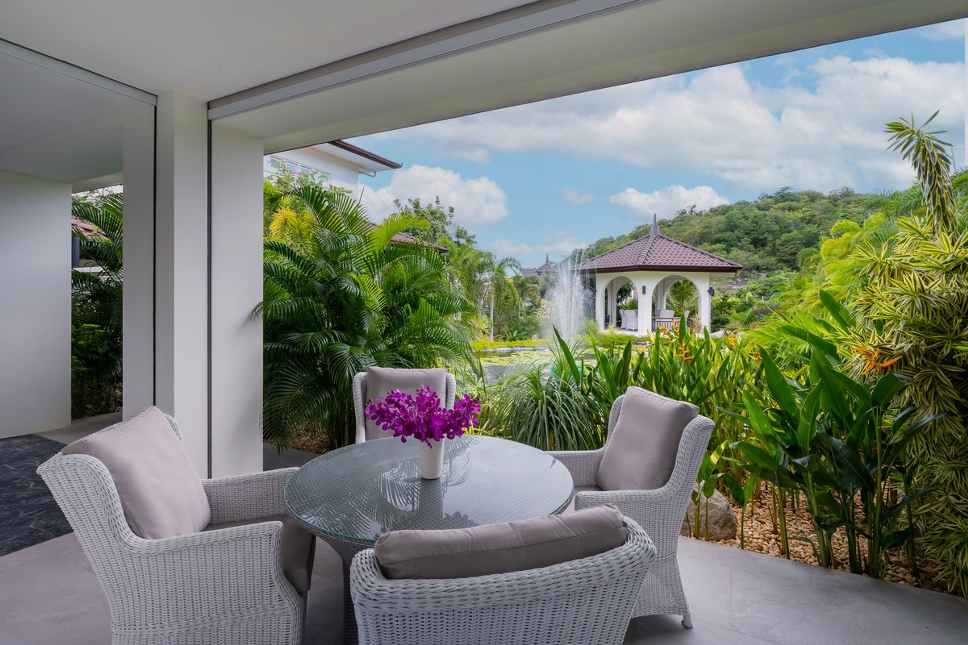 Elegant 6 Bedroom Mansion on a generous Landplot thumbnail 4