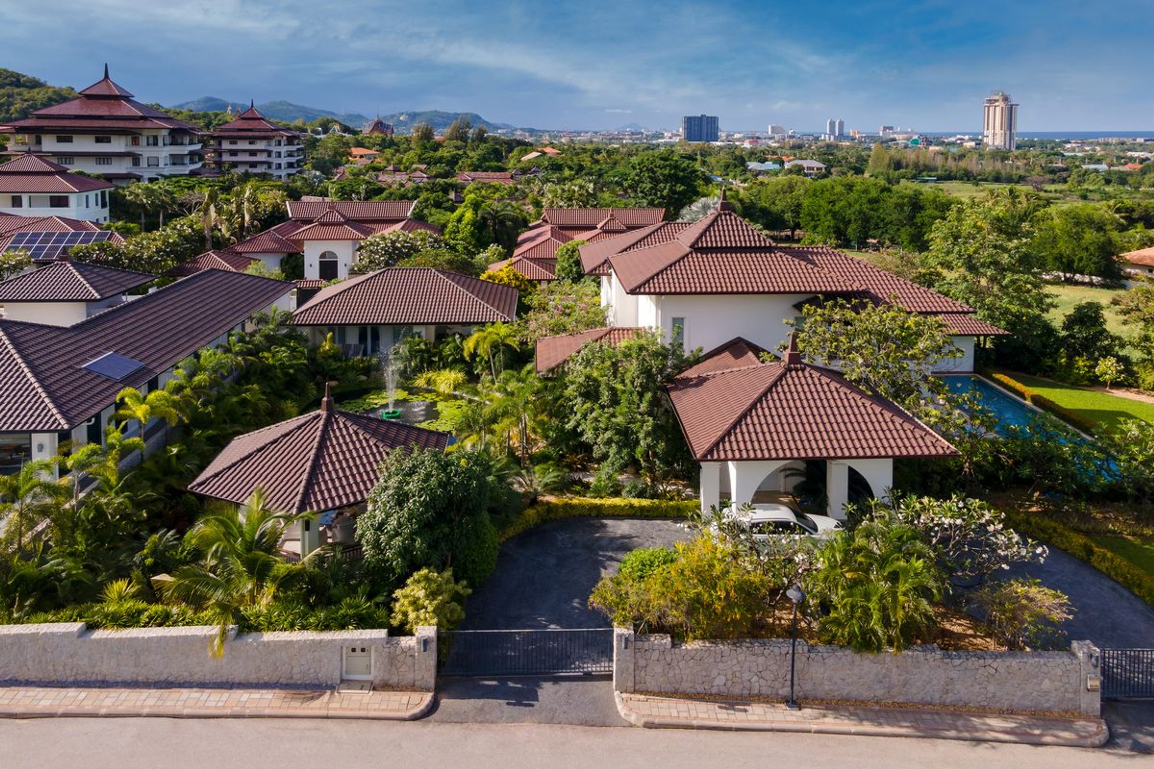 Elegant 6 Bedroom Mansion on a generous Landplot thumbnail 55