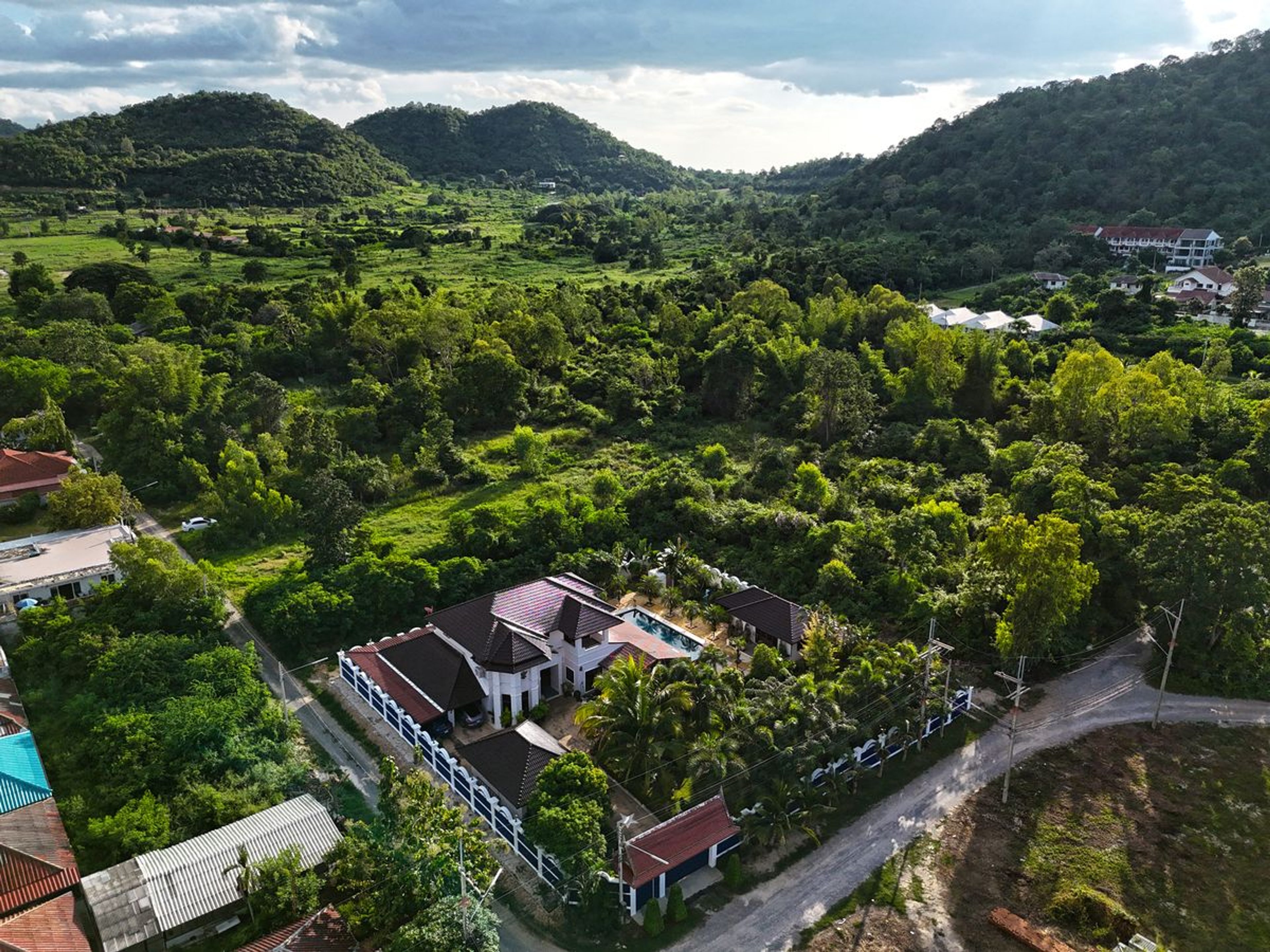 Unique Mansion on 1 Rai with incredible tropical  garden thumbnail 3