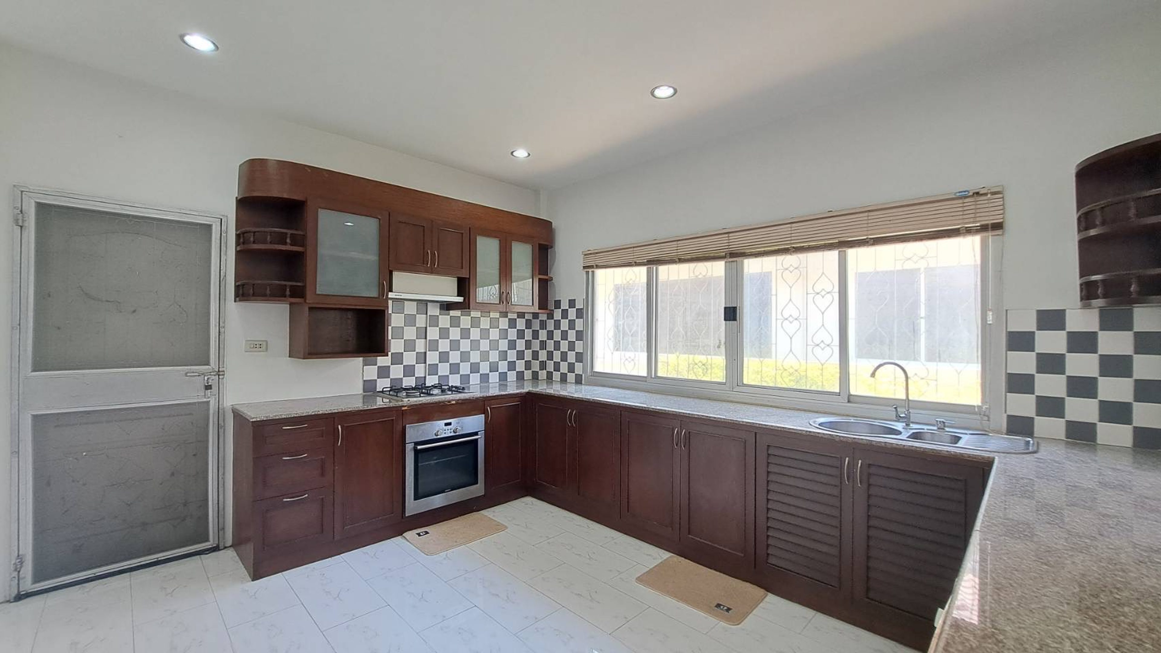 Spacious 3-Bedroom House for Sale in Hua Hin Soi 2 thumbnail 7