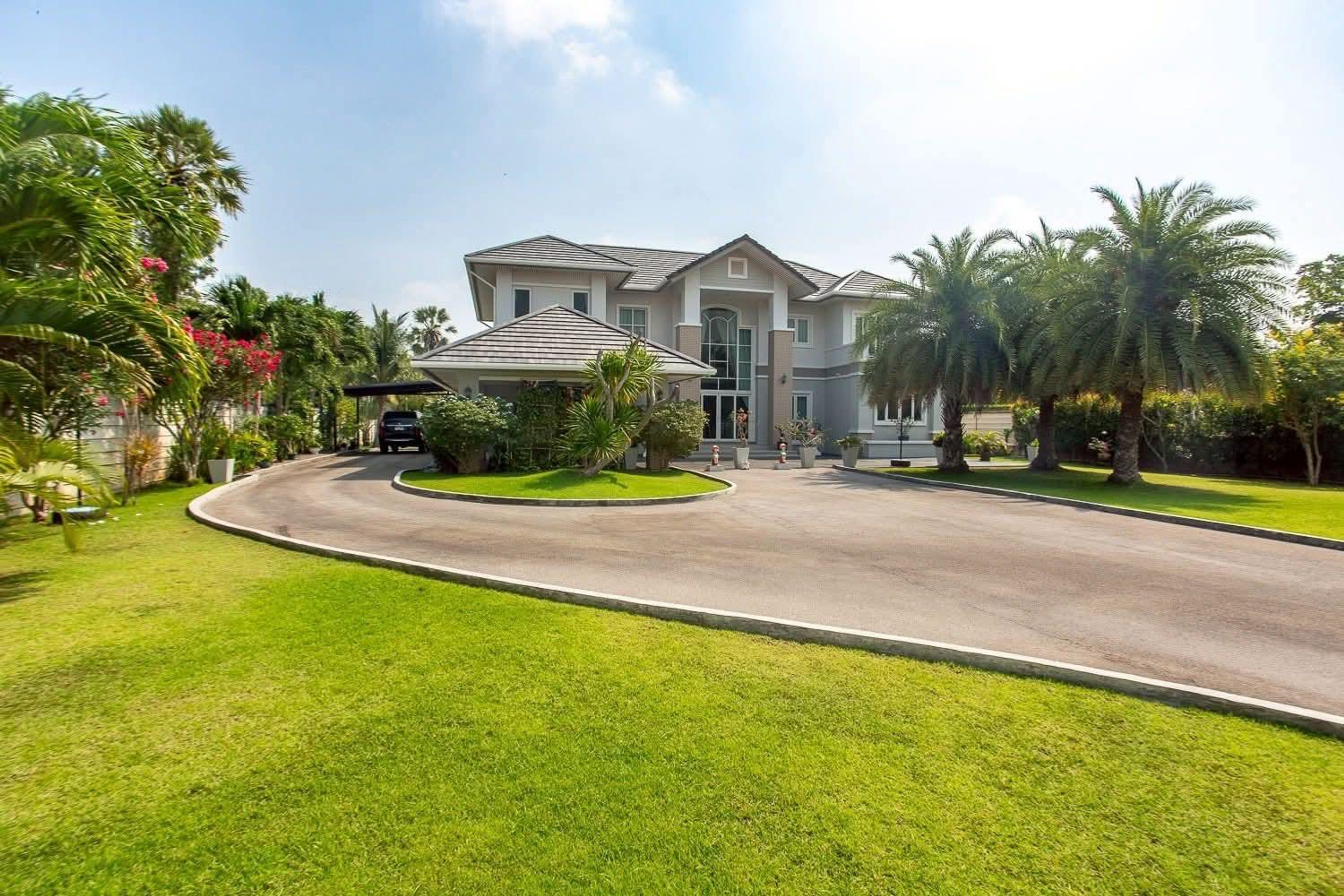 Impressive 7-Bedroom Mansion with Large Saltwater Pool in Cha-Am