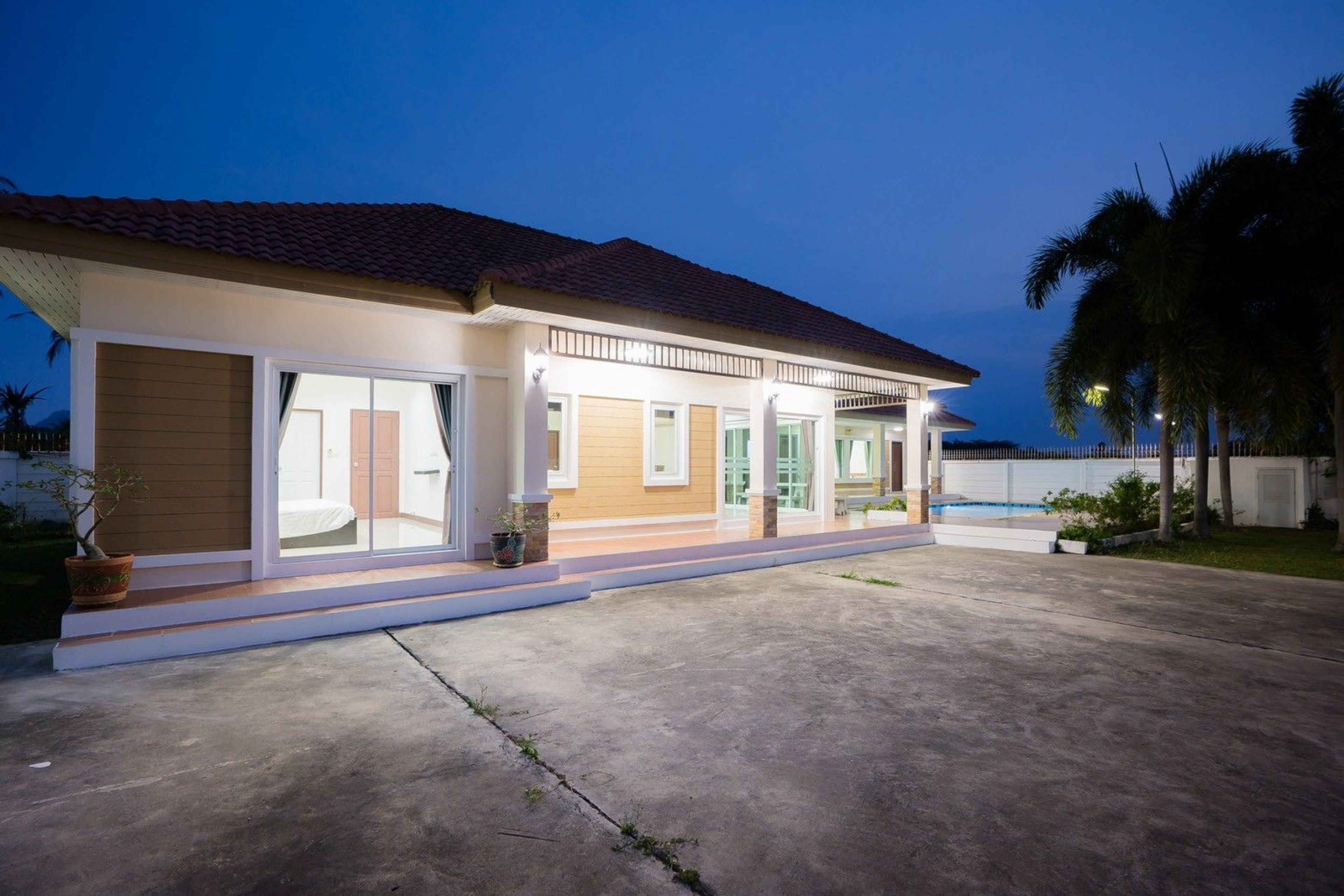 Spacious 4-Bedroom Freehold Pool Villa in Hin Lek Fai thumbnail 3