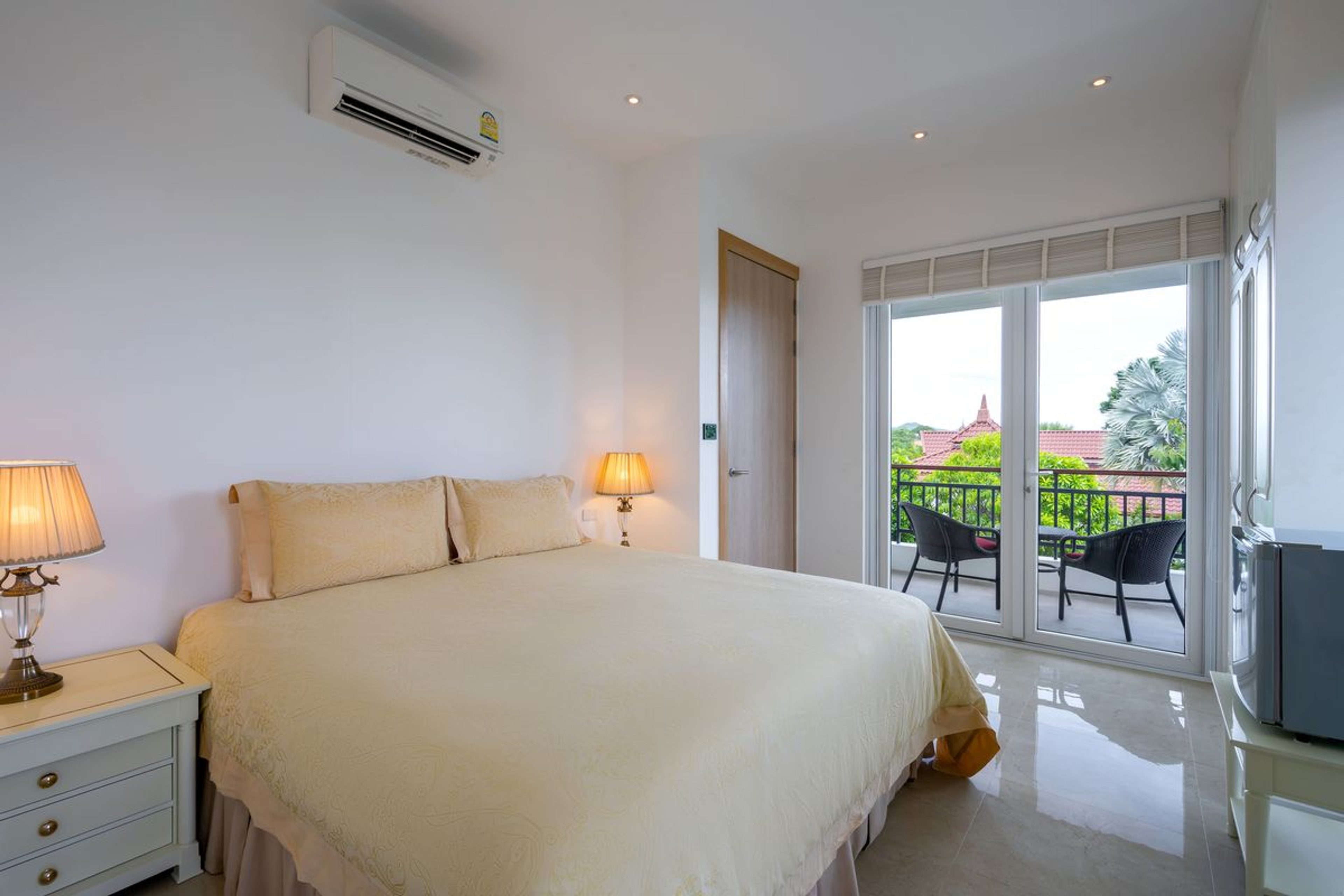 Elegant 6 Bedroom Mansion on a generous Landplot thumbnail 64