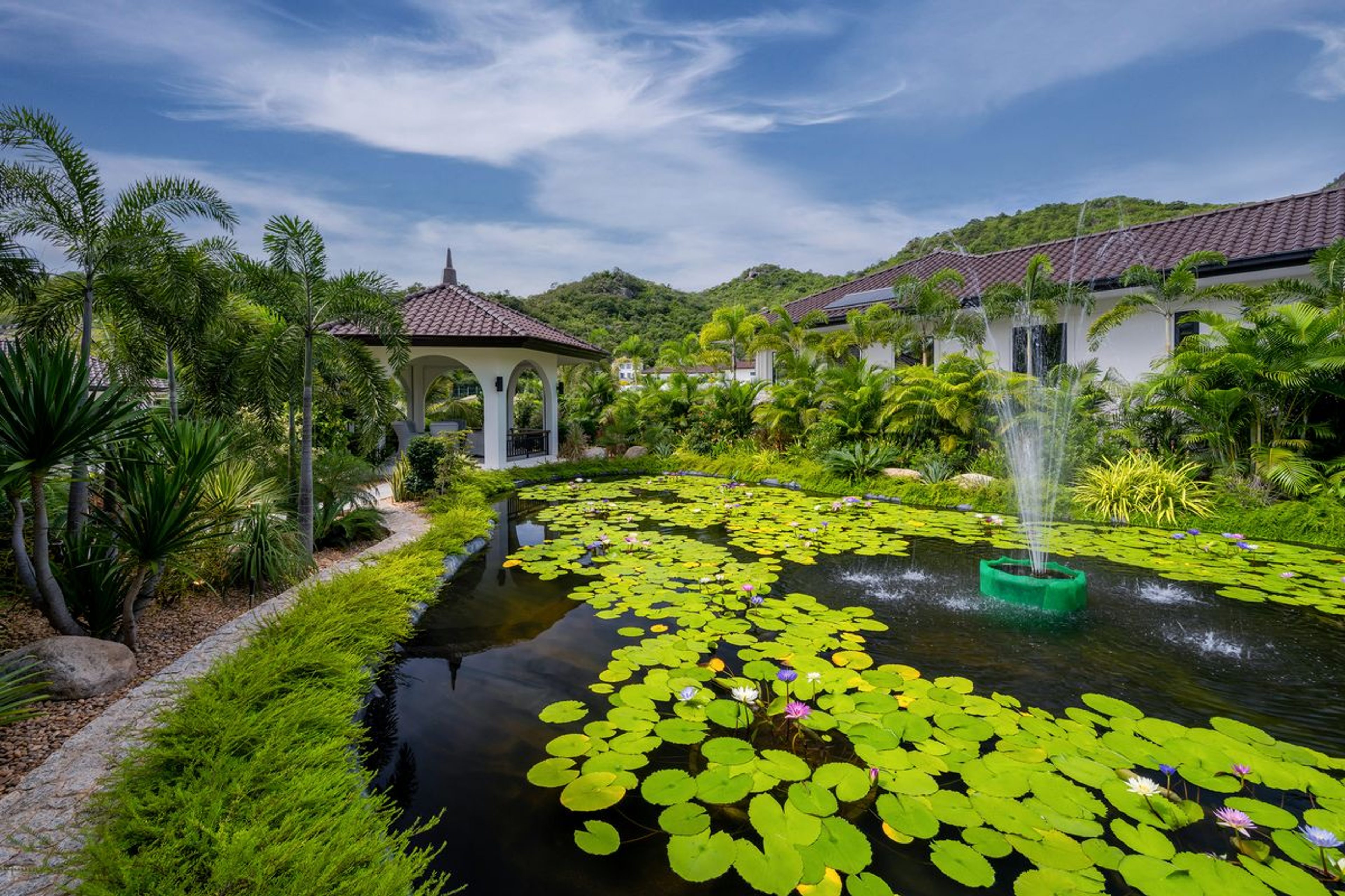 Elegant 6 Bedroom Mansion on a generous Landplot thumbnail 2