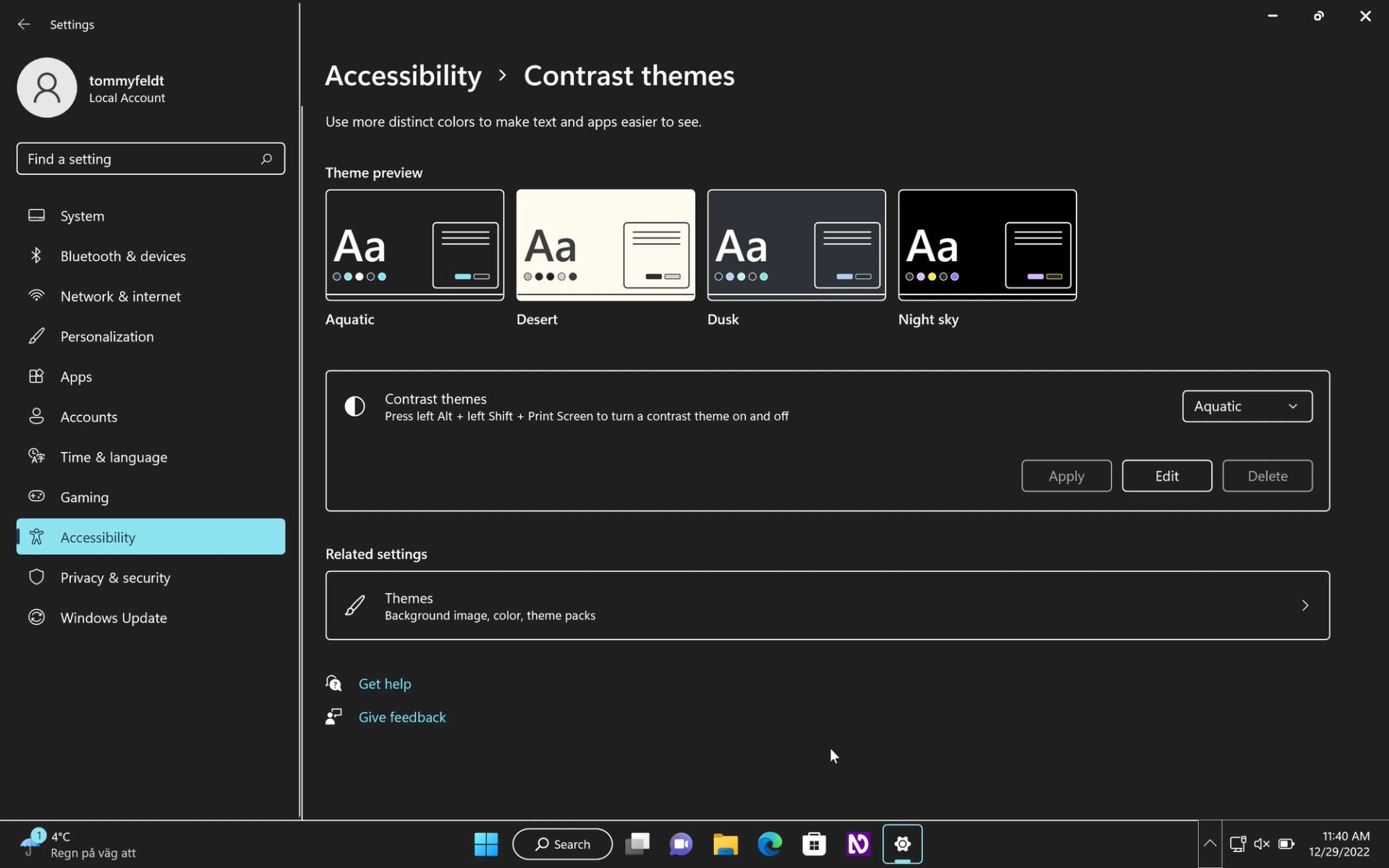 Skjermbilde av Windows 11 kontrasttemainnstillinger med Aquatic-tema aktivert.