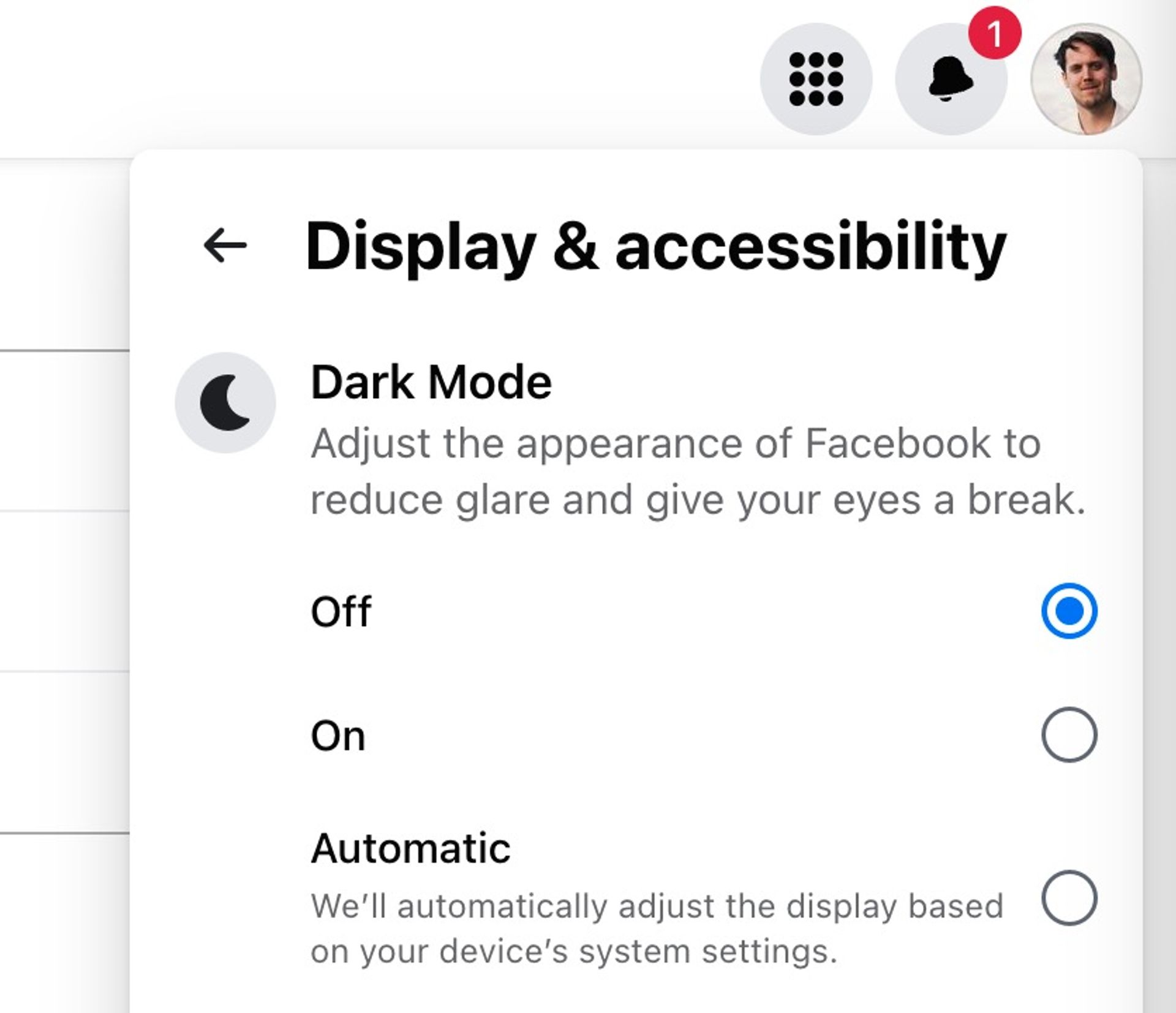  Facebooks innstilling for mørk modus med alternativene På, av eller automatisk.