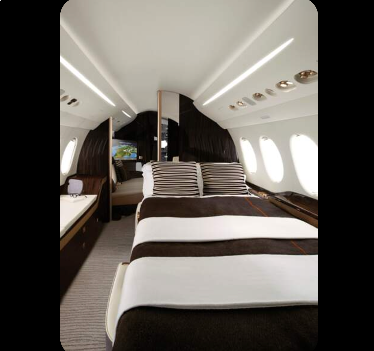 Dassault Falcon 8X: 180-Degree Reclining Seats and a Double Bed