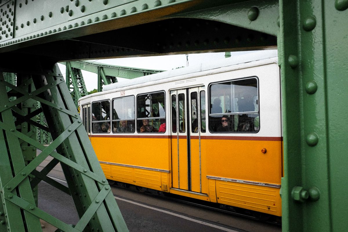 Tram überquert die Kettenbrücke in Budapest. Wie in vielen ehemals kommunistischen Ländern fahren hier immer noch die alten Straßenbahnen und lassen Erinnerungen an vergangene Zeiten aufkommen.