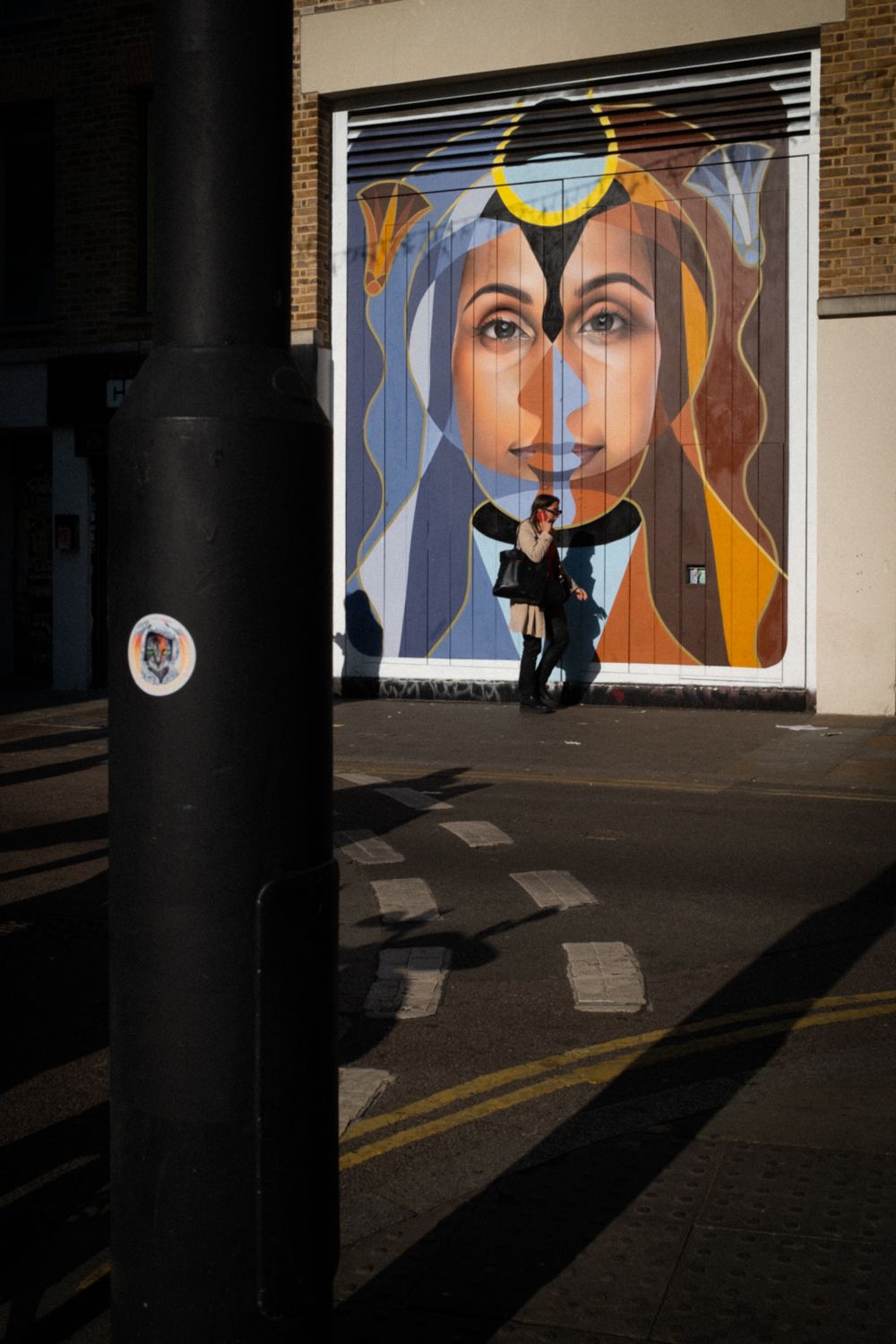 Tor in der Brick Lane mit mystischer Street Art