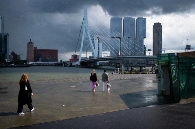 De Rotterdam Hochhaus und Erasmus Brücke an der neuen Maas in Rotterdam