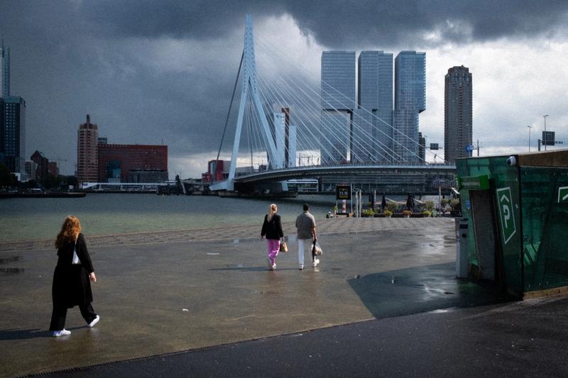 Street Photography Rotterdam De Rotterdam Hochhaus und Erasmus Brücke an der neuen Maas in Rotterdam