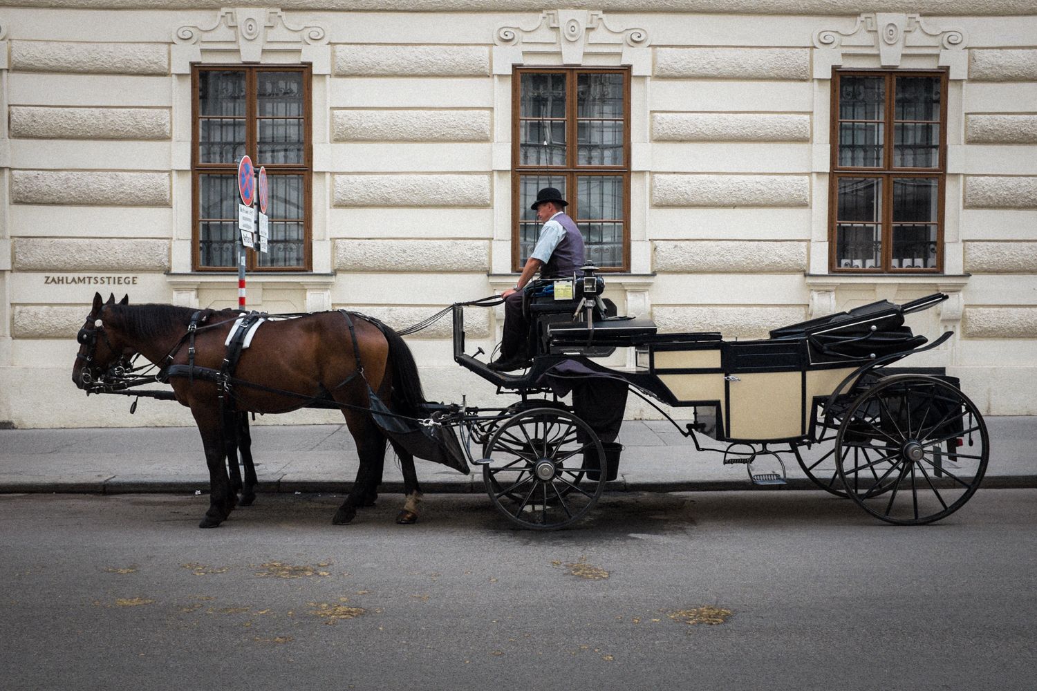 Pferdekutsche und Kutscher in den Straßen von Wien an der Zahlamtsstiege