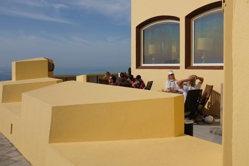 Street Photography Lissabon Street Photography aus Lissabon und seiner Umgebung. Menschen genießen die Frühjahrssonne in einem Café, am Strand vor den Toren von Lissabon. Lissabons außergewöhnliche Architektur bietet die Kulisse für diese Straßenfotografie.