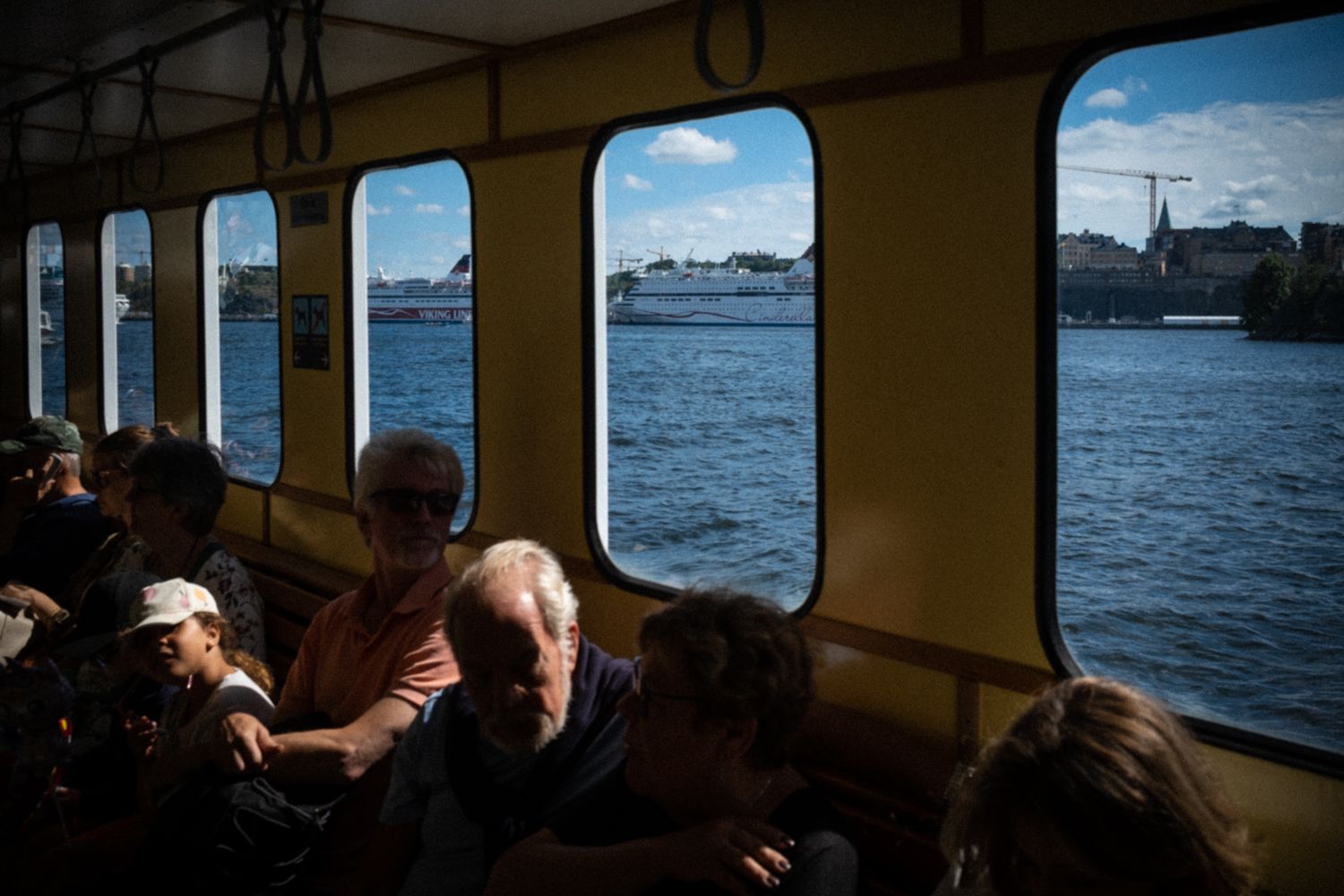 In Stockholm fahren auch Fähren im öffentlichen Nahverkehr und verbinden die Inseln, auf denen die Stadt verteilt liegt, miteinander.