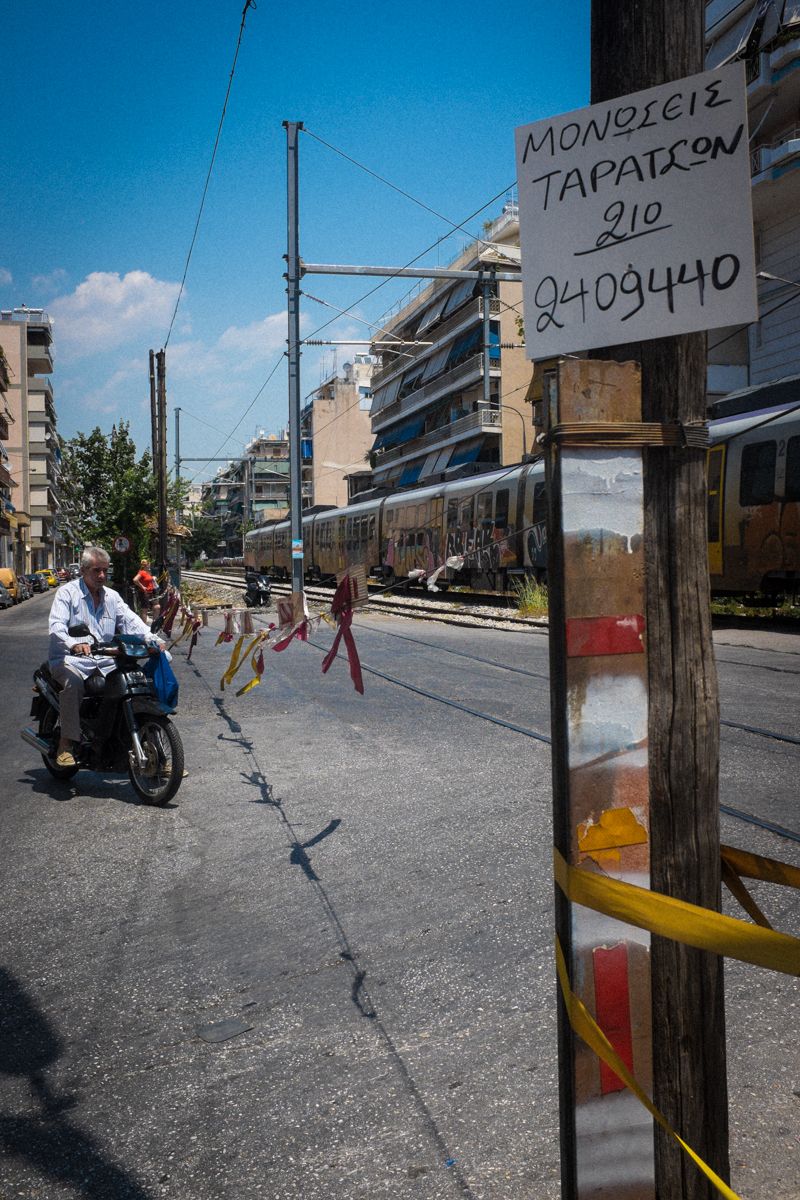 ungesicherter Bahnübergang in Athen