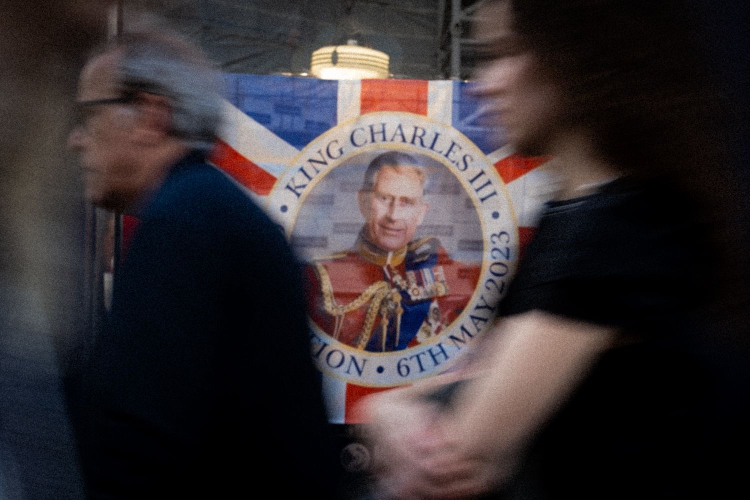 Fahne mit Konterfei von König Charles III anlässlich seiner Krönung am 6. Mai 2023