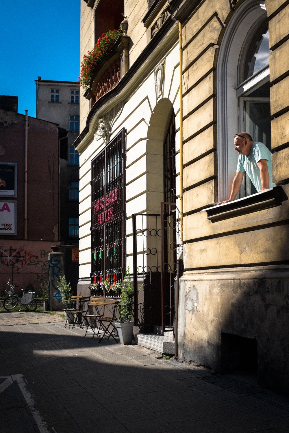 aus dem Fenster blickender Bewohner von Rynek in Posen