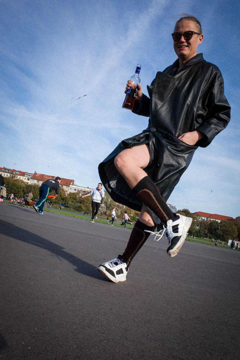 Berlin-Polka Berliner Straßenfotografie. Feiern auf dem Tempelhofer Feld in Berlin-Tempelhof. das Tempelhofer Feld ist ein geschlossener Flughafen, dessen Flugfeld der Öffentlichkeit als Park und Erholungsort geöffnet wurde.