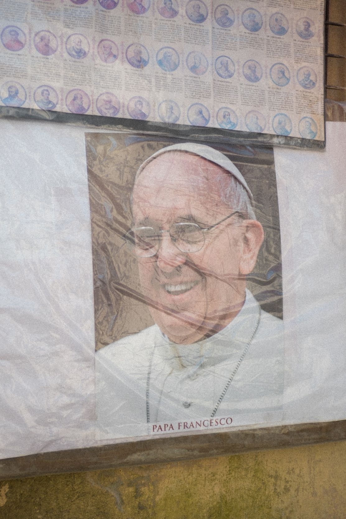 Devotionalien des Papstes Papa Francesco, zu deutsch Papst Franziskus, können in der Umgebung des Vatikan überall gekauft werden. Hier ist das Porträt von Papst Franziskus auf einem Kalender Cover zu sehen.